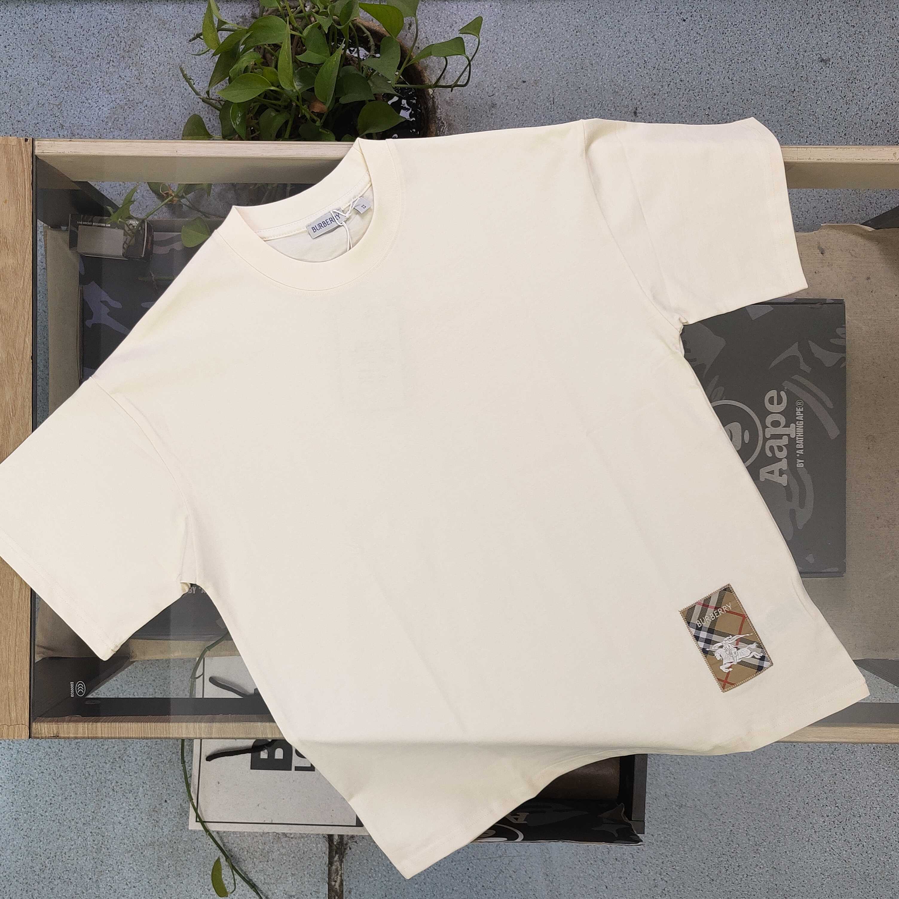 💰85
【款号：Cx3305B】高版本
2025新款Burberry巴宝莉小徽标战马骑士logo图案绣花休闲情侣宽松短袖T恤，独一无二的活性环保面料染色，32支双纱精梳纯棉爽滑手感，纯棉不起球不起毛，面料采用270克重的纯棉双纱爽滑面料，质量保证、定制面料、定制定染，欢迎对比质量，男女同款！
颜色：杏色
尺码：XS-L 
    衣长 胸围 袖长 肩宽
XS   70   110   18.5   58.5
S    72   114    19     60
M    74   118   19.5   61.5
L    76   122    20    63