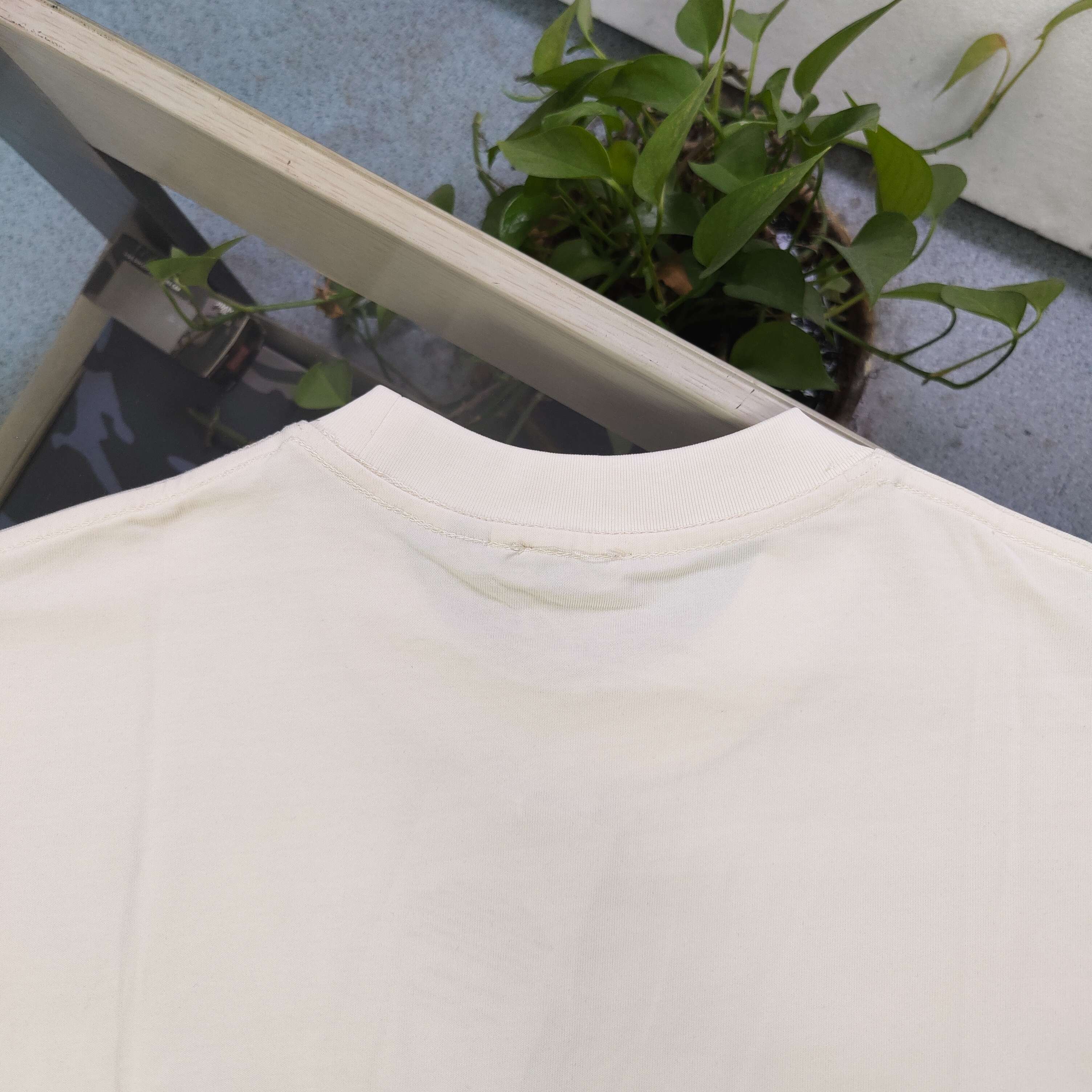 💰85
【款号：Cx3305B】高版本
2025新款Burberry巴宝莉小徽标战马骑士logo图案绣花休闲情侣宽松短袖T恤，独一无二的活性环保面料染色，32支双纱精梳纯棉爽滑手感，纯棉不起球不起毛，面料采用270克重的纯棉双纱爽滑面料，质量保证、定制面料、定制定染，欢迎对比质量，男女同款！
颜色：杏色
尺码：XS-L 
    衣长 胸围 袖长 肩宽
XS   70   110   18.5   58.5
S    72   114    19     60
M    74   118   19.5   61.5
L    76   122    20    63