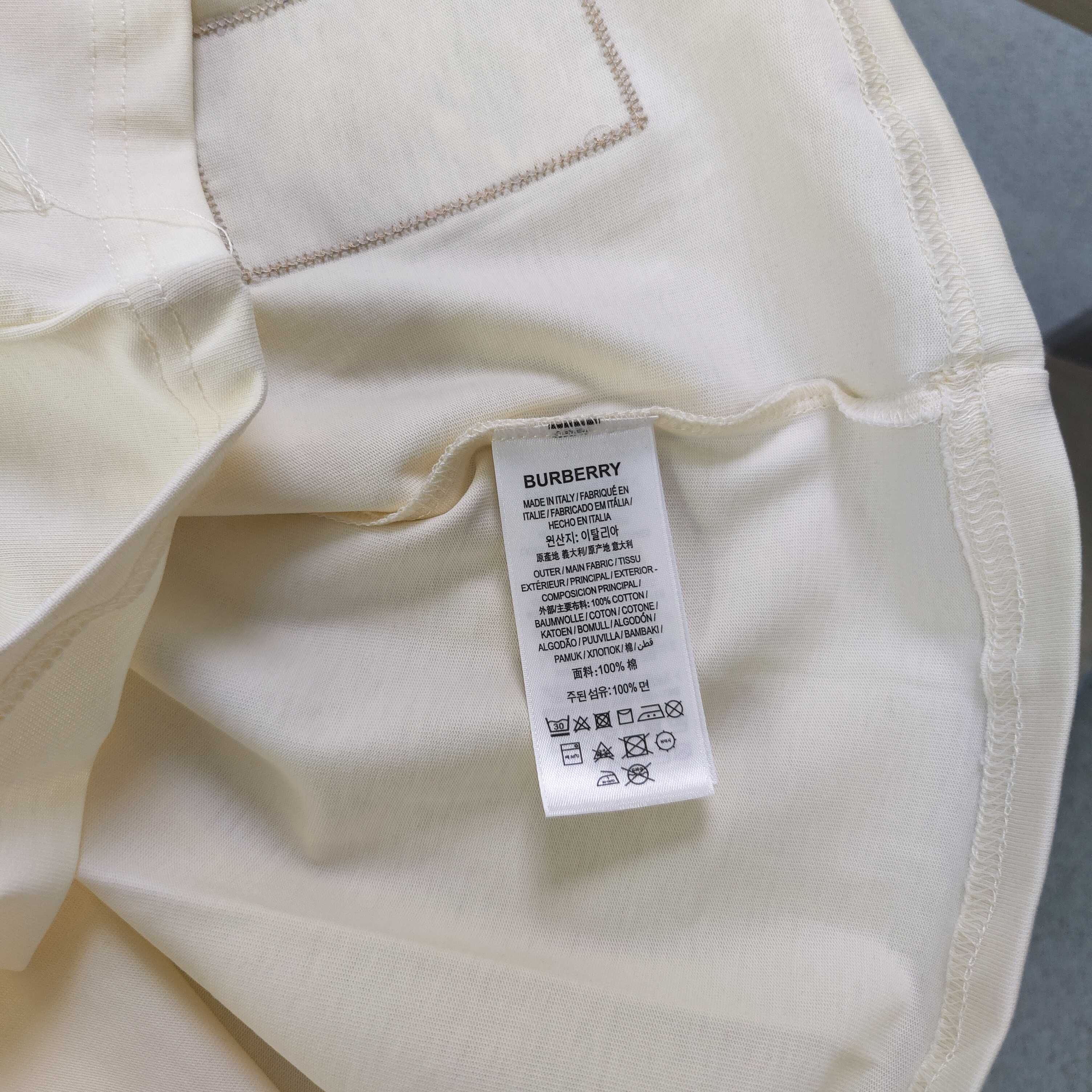 💰85
【款号：Cx3305B】高版本
2025新款Burberry巴宝莉小徽标战马骑士logo图案绣花休闲情侣宽松短袖T恤，独一无二的活性环保面料染色，32支双纱精梳纯棉爽滑手感，纯棉不起球不起毛，面料采用270克重的纯棉双纱爽滑面料，质量保证、定制面料、定制定染，欢迎对比质量，男女同款！
颜色：杏色
尺码：XS-L 
    衣长 胸围 袖长 肩宽
XS   70   110   18.5   58.5
S    72   114    19     60
M    74   118   19.5   61.5
L    76   122    20    63