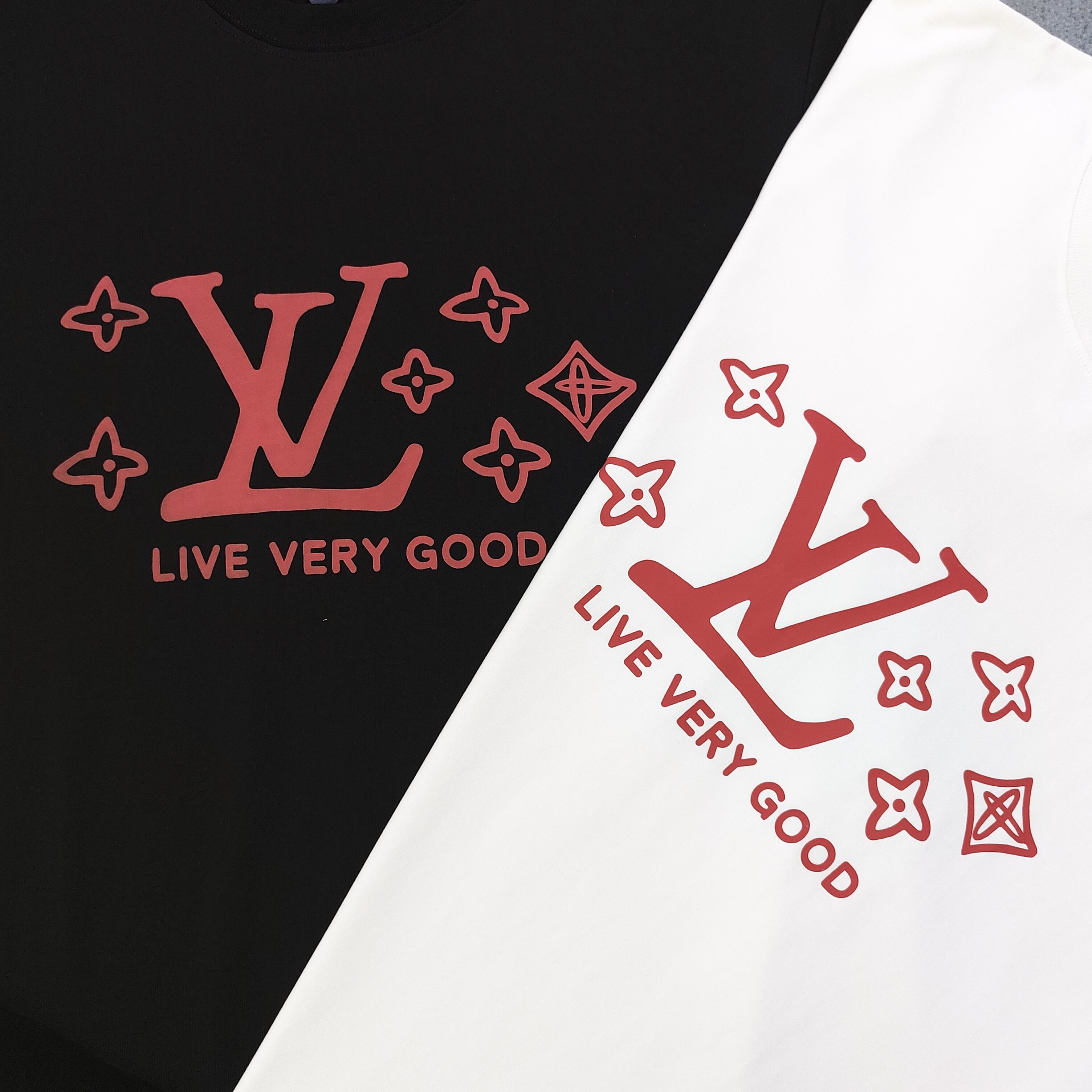 上新💰85
【款号：Zsf7022】
2025新款Louis Vuitton路易威登LV经典红色四叶草图案logo印花休闲情侣短袖T恤，深邃而神秘，红色 LV 标志与 “LIVE VERY GOOD” 字样形成强烈视觉碰撞，仿佛在诉说对高品质生活的不懈追求。四叶草图案点缀其间，赋予美好期许。它不仅是一件衣物，更是时尚态度的宣言，每一次穿着都是对 “LIVE VERY GOOD” 的实力践行，让潮流与生活哲学完美融合，尽显独特魅力，男女同款！
颜色：黑色 白色
尺码：S～XL
     胸围 肩宽 衣长 袖长
S     106    47   69    22
M    110     48   70    23
L     114     49   71    24
XL   118     50   72    25
