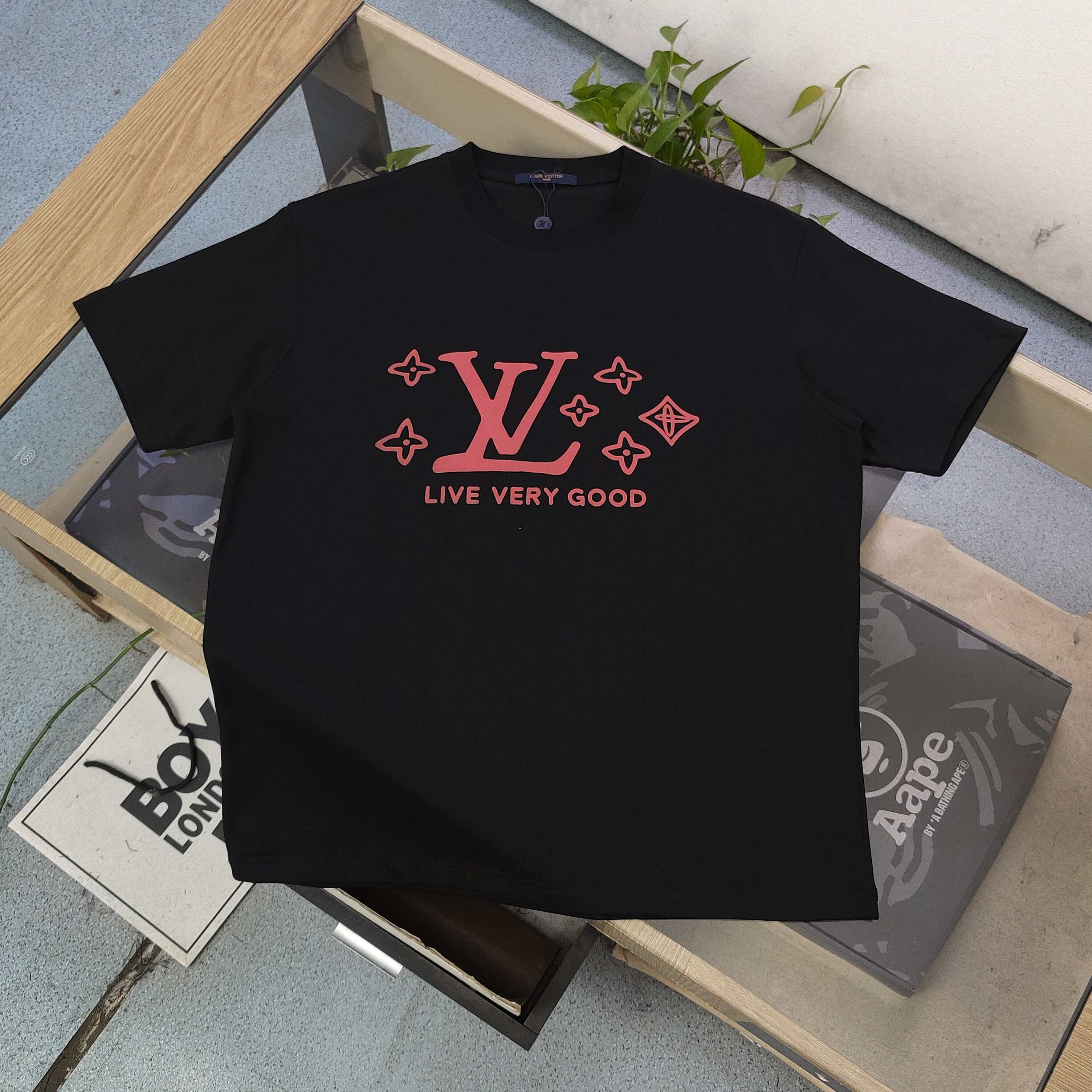 上新💰85
【款号：Zsf7022】
2025新款Louis Vuitton路易威登LV经典红色四叶草图案logo印花休闲情侣短袖T恤，深邃而神秘，红色 LV 标志与 “LIVE VERY GOOD” 字样形成强烈视觉碰撞，仿佛在诉说对高品质生活的不懈追求。四叶草图案点缀其间，赋予美好期许。它不仅是一件衣物，更是时尚态度的宣言，每一次穿着都是对 “LIVE VERY GOOD” 的实力践行，让潮流与生活哲学完美融合，尽显独特魅力，男女同款！
颜色：黑色 白色
尺码：S～XL
     胸围 肩宽 衣长 袖长
S     106    47   69    22
M    110     48   70    23
L     114     49   71    24
XL   118     50   72    25