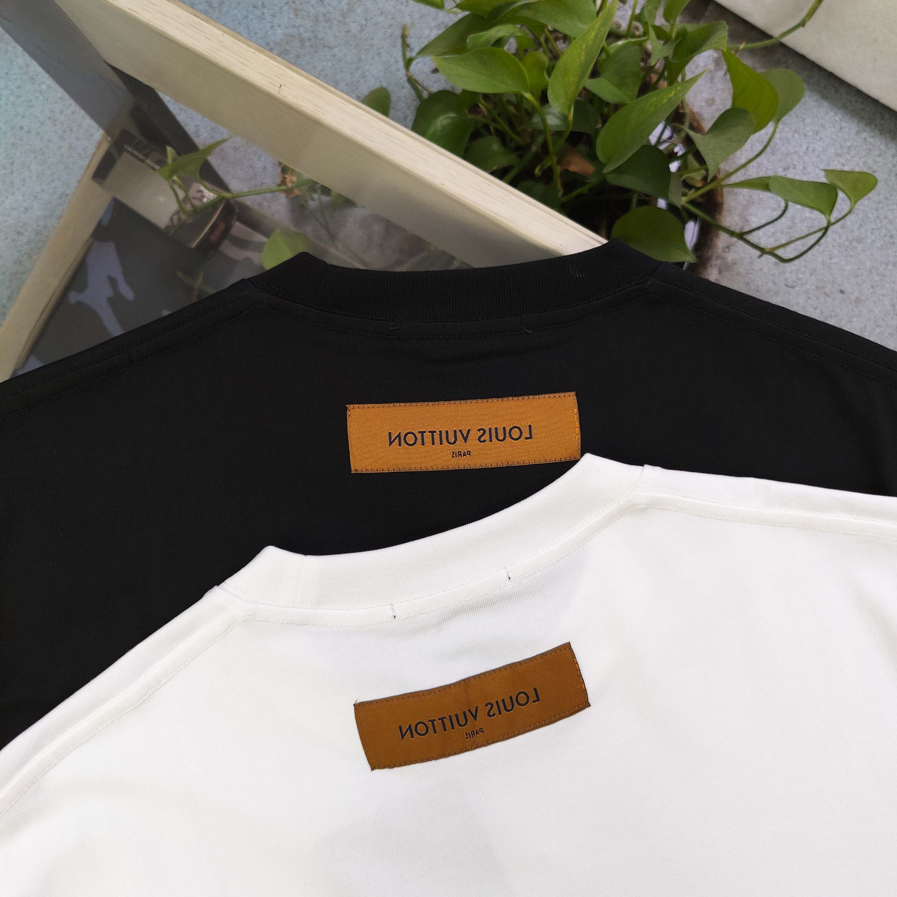 上新💰85
【款号：Zsf7022】
2025新款Louis Vuitton路易威登LV经典红色四叶草图案logo印花休闲情侣短袖T恤，深邃而神秘，红色 LV 标志与 “LIVE VERY GOOD” 字样形成强烈视觉碰撞，仿佛在诉说对高品质生活的不懈追求。四叶草图案点缀其间，赋予美好期许。它不仅是一件衣物，更是时尚态度的宣言，每一次穿着都是对 “LIVE VERY GOOD” 的实力践行，让潮流与生活哲学完美融合，尽显独特魅力，男女同款！
颜色：黑色 白色
尺码：S～XL
     胸围 肩宽 衣长 袖长
S     106    47   69    22
M    110     48   70    23
L     114     49   71    24
XL   118     50   72    25