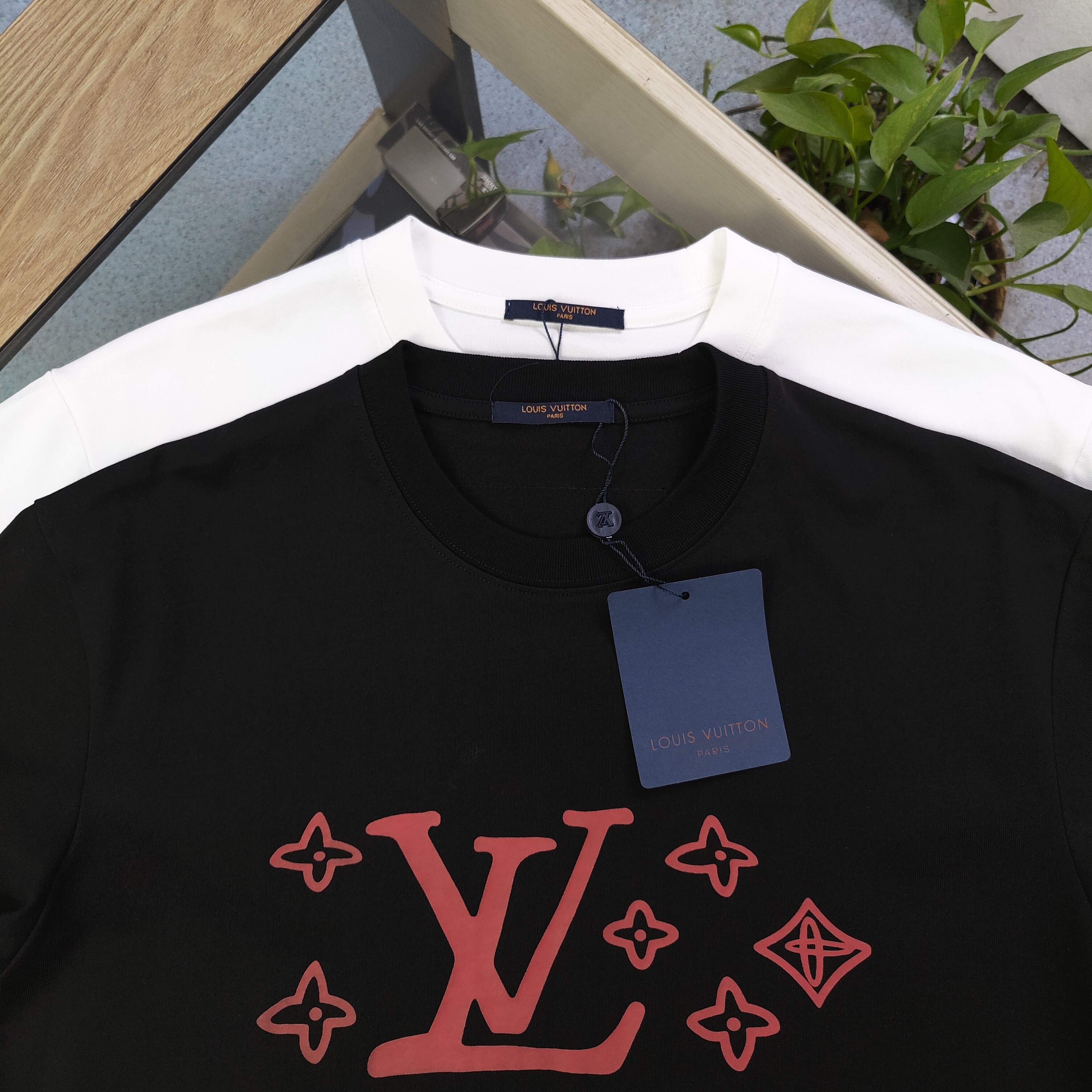 上新💰85
【款号：Zsf7022】
2025新款Louis Vuitton路易威登LV经典红色四叶草图案logo印花休闲情侣短袖T恤，深邃而神秘，红色 LV 标志与 “LIVE VERY GOOD” 字样形成强烈视觉碰撞，仿佛在诉说对高品质生活的不懈追求。四叶草图案点缀其间，赋予美好期许。它不仅是一件衣物，更是时尚态度的宣言，每一次穿着都是对 “LIVE VERY GOOD” 的实力践行，让潮流与生活哲学完美融合，尽显独特魅力，男女同款！
颜色：黑色 白色
尺码：S～XL
     胸围 肩宽 衣长 袖长
S     106    47   69    22
M    110     48   70    23
L     114     49   71    24
XL   118     50   72    25