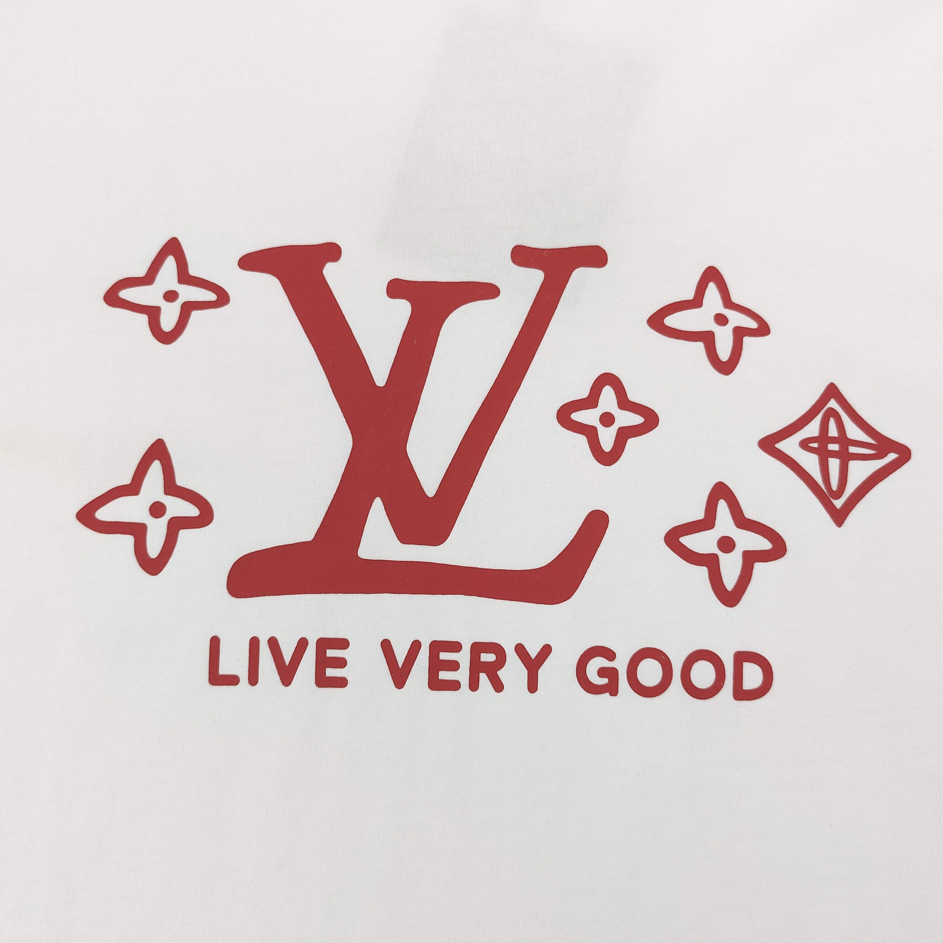 上新💰85
【款号：Zsf7022】
2025新款Louis Vuitton路易威登LV经典红色四叶草图案logo印花休闲情侣短袖T恤，深邃而神秘，红色 LV 标志与 “LIVE VERY GOOD” 字样形成强烈视觉碰撞，仿佛在诉说对高品质生活的不懈追求。四叶草图案点缀其间，赋予美好期许。它不仅是一件衣物，更是时尚态度的宣言，每一次穿着都是对 “LIVE VERY GOOD” 的实力践行，让潮流与生活哲学完美融合，尽显独特魅力，男女同款！
颜色：黑色 白色
尺码：S～XL
     胸围 肩宽 衣长 袖长
S     106    47   69    22
M    110     48   70    23
L     114     49   71    24
XL   118     50   72    25