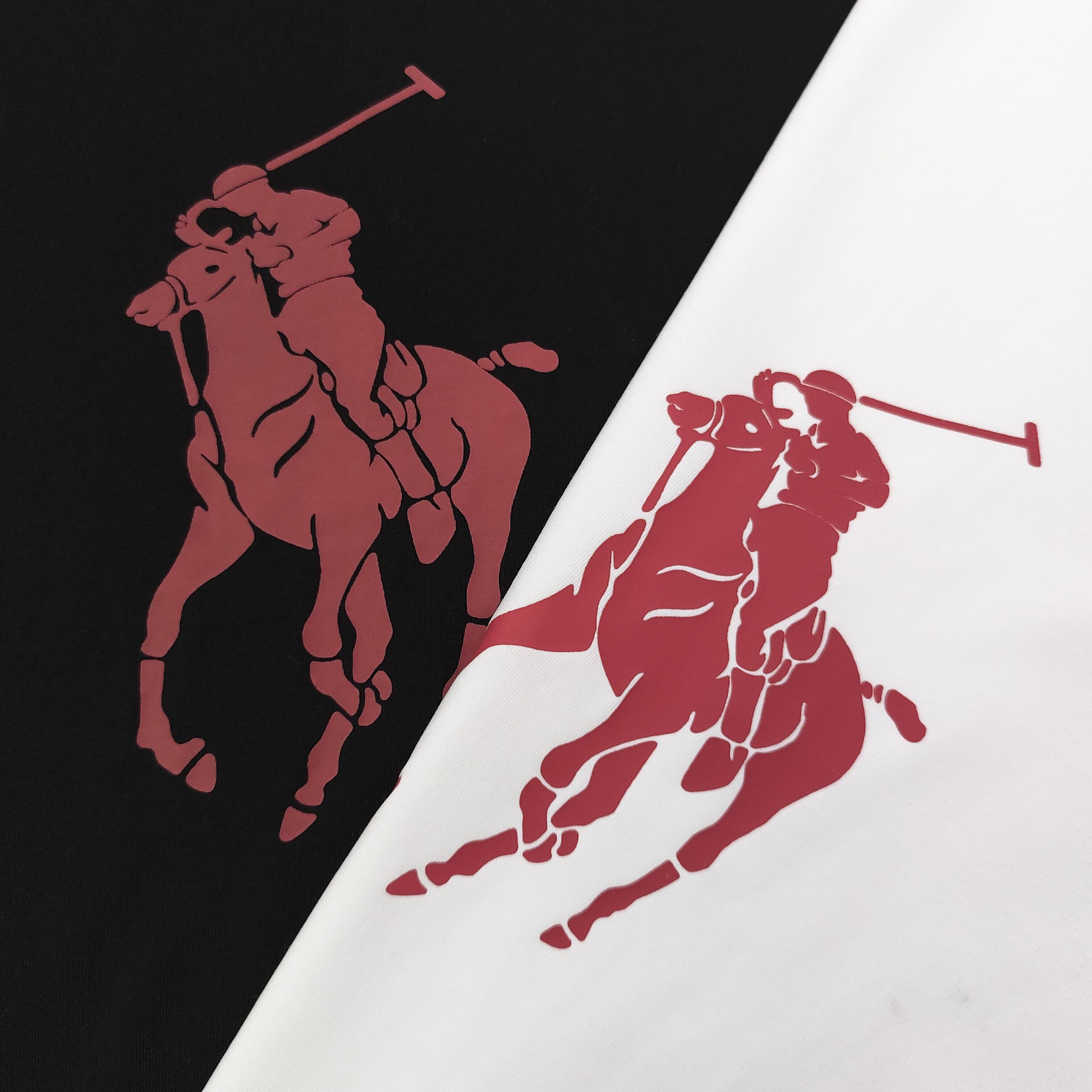 上新💰85
【款号：Zsf7023】
2025新款Polo Palph Lauren拉夫劳伦骑士图案logo印花休闲情侣短袖T恤，以神秘为底色，碰撞上一抹灵动的粉色骑马图案，瞬间打破沉闷，演绎出时尚的强烈反差美学。Polo标志性设计在黑色画布上重焕新生，既承袭了品牌的庄重底蕴，又融入潮流的先锋态度。每一针每一线皆倾注品质匠心，每一次上身都是对时尚边界的大胆突破，于沉稳中释放个性，在经典里重构潮流，定义属于你的独特风尚，男女同款！
颜色：黑色 白色
尺码：S～XL
     胸围 肩宽 衣长 袖长
S     106   47    69    22
M     110   48    70    23
L     114    49    71    24
XL    118    50   72    25