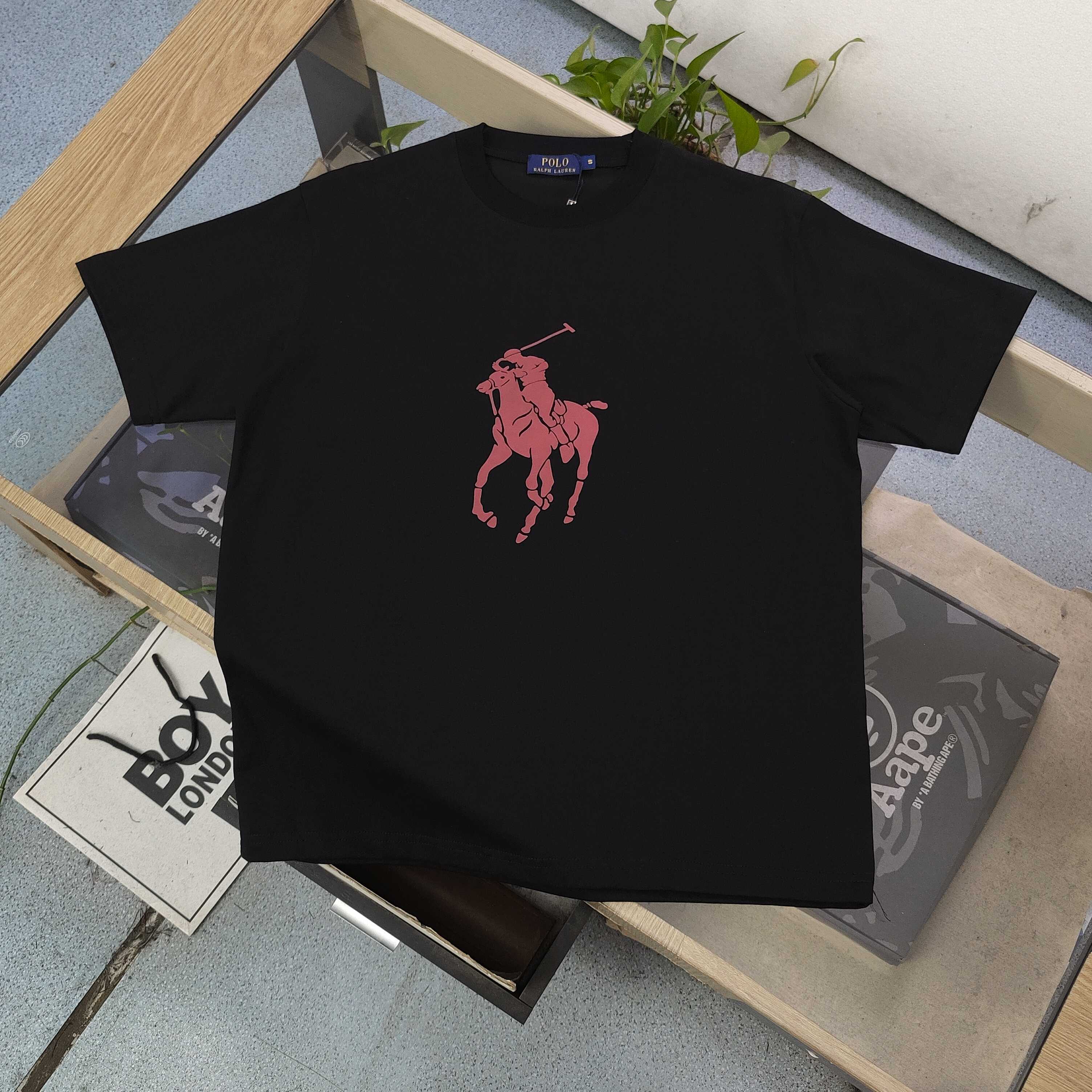 上新💰85
【款号：Zsf7023】
2025新款Polo Palph Lauren拉夫劳伦骑士图案logo印花休闲情侣短袖T恤，以神秘为底色，碰撞上一抹灵动的粉色骑马图案，瞬间打破沉闷，演绎出时尚的强烈反差美学。Polo标志性设计在黑色画布上重焕新生，既承袭了品牌的庄重底蕴，又融入潮流的先锋态度。每一针每一线皆倾注品质匠心，每一次上身都是对时尚边界的大胆突破，于沉稳中释放个性，在经典里重构潮流，定义属于你的独特风尚，男女同款！
颜色：黑色 白色
尺码：S～XL
     胸围 肩宽 衣长 袖长
S     106   47    69    22
M     110   48    70    23
L     114    49    71    24
XL    118    50   72    25