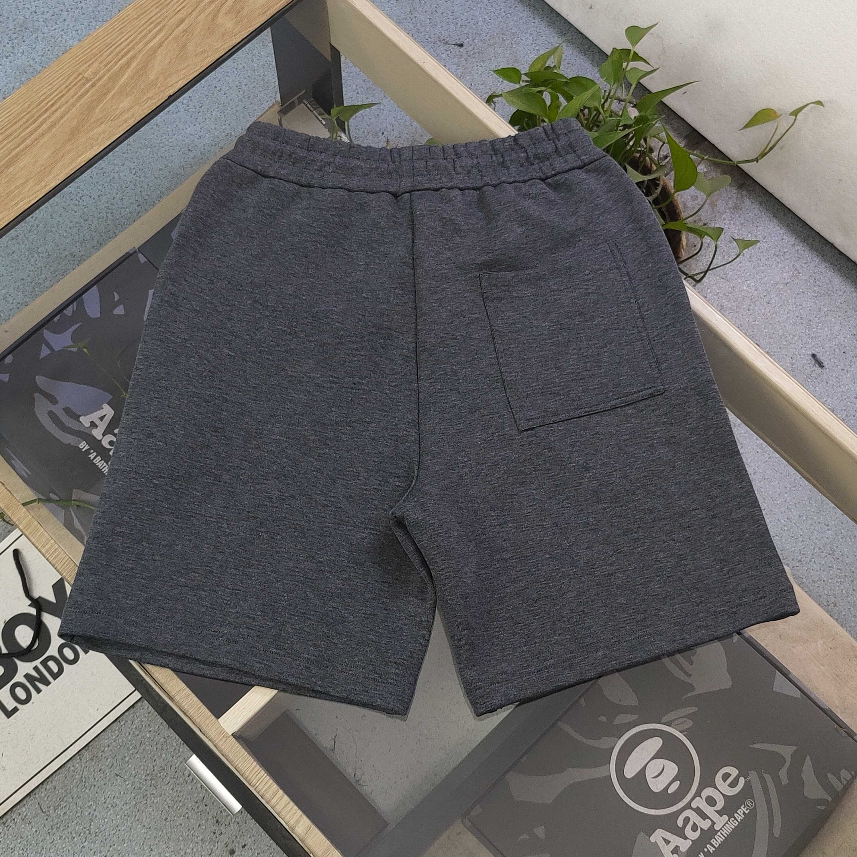 上新💰95
【款号：Zsf7024】高版本
2025新款Stone Island石头岛罗盘指南针小徽章logo休闲情侣短裤五分裤，以经典色调诠释百搭美学。松紧腰搭配抽绳设计，穿脱便捷且贴合身形，带来舒适自在的穿着体验，无论是运动健身还是日常休闲，皆可轻松驾驭。精选面料具备吸湿排汗功能，时刻保持身体干爽，让你在夏日尽情释放活力。裤身精致的品牌标识，低调彰显品质格调，为整体造型增添细节亮点。无论是挥洒汗水的运动时刻，还是悠闲漫步的日常，它都是时尚与功能的完美融合，助你轻松展现潮流态度，男女同款！
颜色：灰色
尺码：M-3XL
    腰围 臀围 裤长
M   75    108   53
L    78    112   54
XL  81    116    55
2XL 84    120   56
3XL 87    124   57
