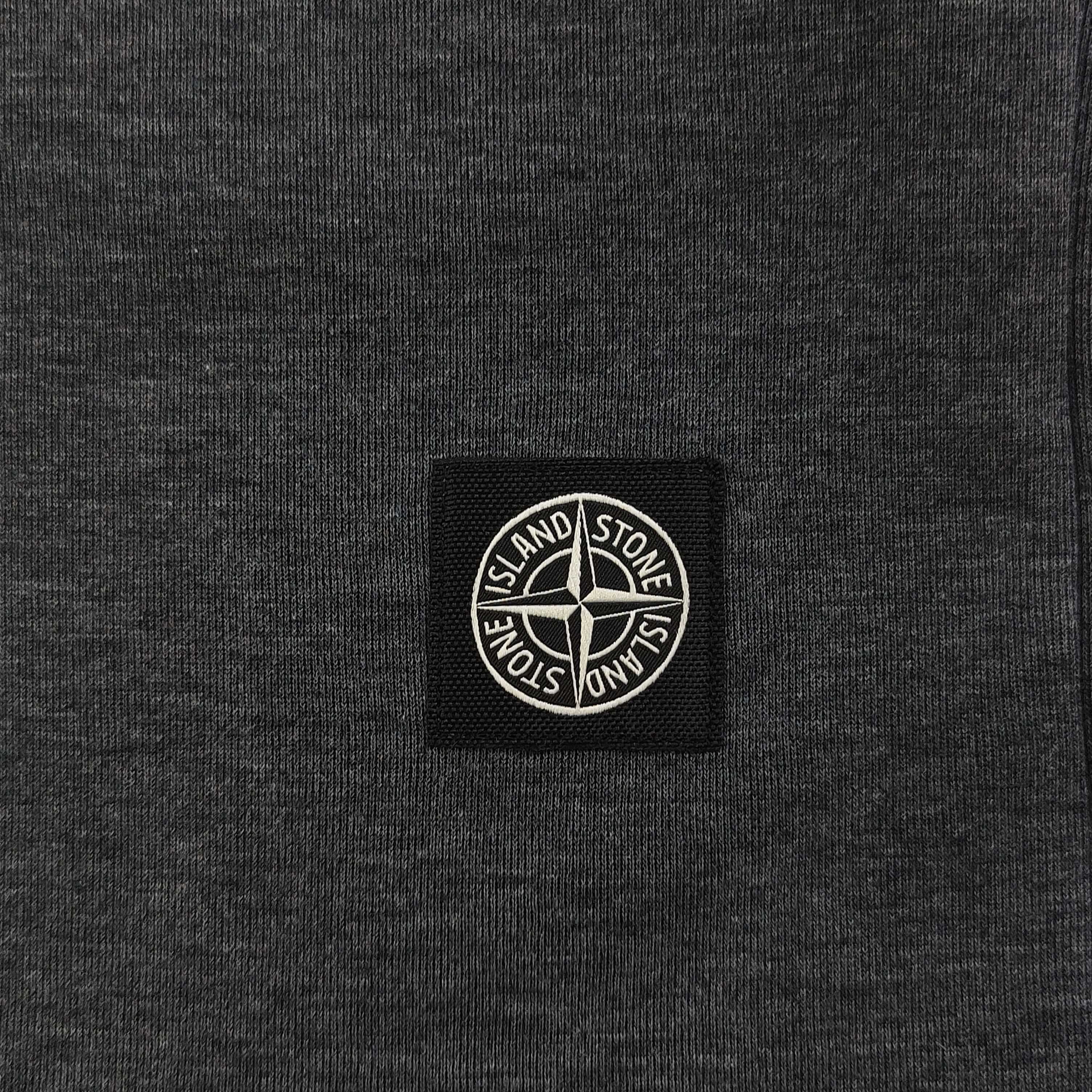 上新💰95
【款号：Zsf7024】高版本
2025新款Stone Island石头岛罗盘指南针小徽章logo休闲情侣短裤五分裤，以经典色调诠释百搭美学。松紧腰搭配抽绳设计，穿脱便捷且贴合身形，带来舒适自在的穿着体验，无论是运动健身还是日常休闲，皆可轻松驾驭。精选面料具备吸湿排汗功能，时刻保持身体干爽，让你在夏日尽情释放活力。裤身精致的品牌标识，低调彰显品质格调，为整体造型增添细节亮点。无论是挥洒汗水的运动时刻，还是悠闲漫步的日常，它都是时尚与功能的完美融合，助你轻松展现潮流态度，男女同款！
颜色：灰色
尺码：M-3XL
    腰围 臀围 裤长
M   75    108   53
L    78    112   54
XL  81    116    55
2XL 84    120   56
3XL 87    124   57