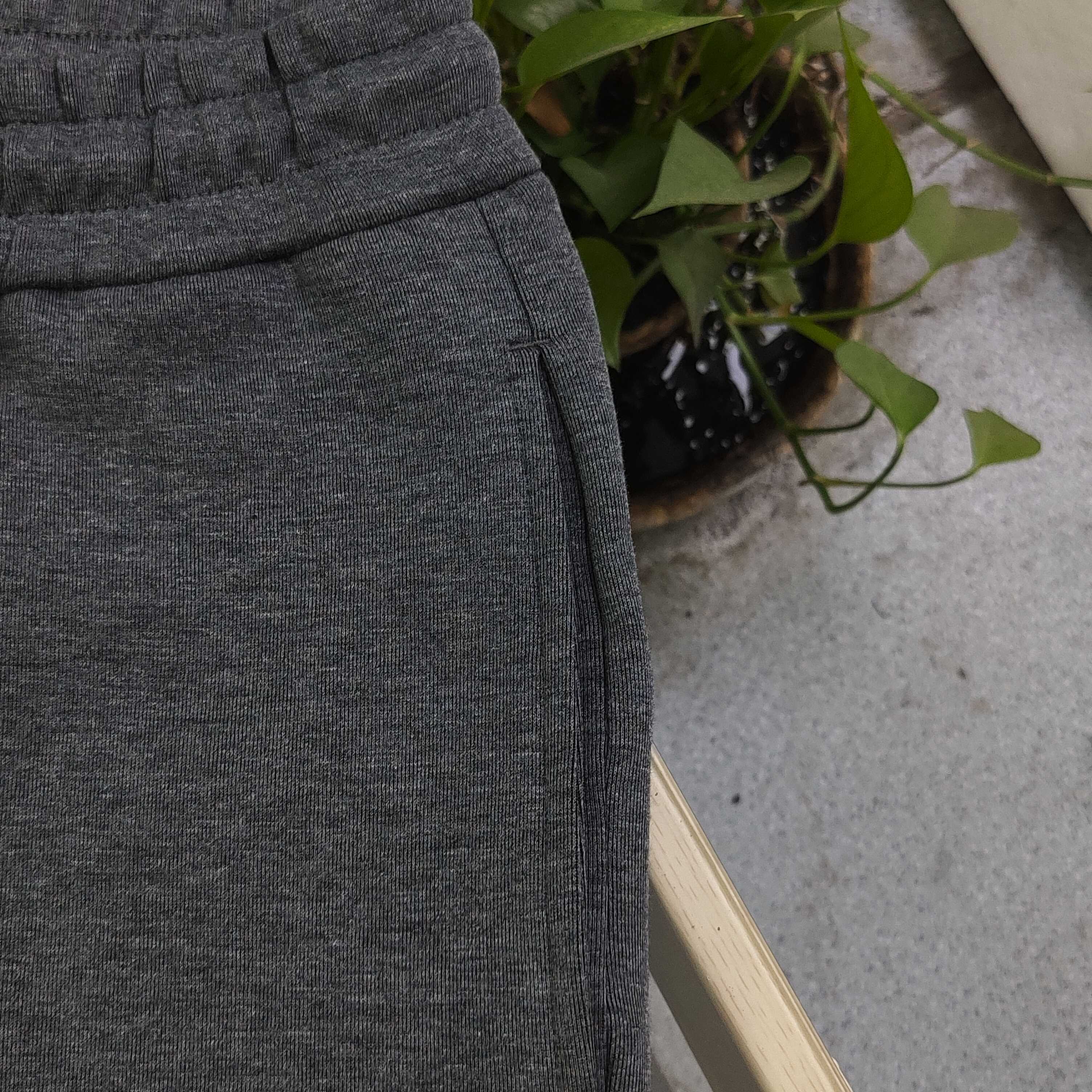 上新💰95
【款号：Zsf7024】高版本
2025新款Stone Island石头岛罗盘指南针小徽章logo休闲情侣短裤五分裤，以经典色调诠释百搭美学。松紧腰搭配抽绳设计，穿脱便捷且贴合身形，带来舒适自在的穿着体验，无论是运动健身还是日常休闲，皆可轻松驾驭。精选面料具备吸湿排汗功能，时刻保持身体干爽，让你在夏日尽情释放活力。裤身精致的品牌标识，低调彰显品质格调，为整体造型增添细节亮点。无论是挥洒汗水的运动时刻，还是悠闲漫步的日常，它都是时尚与功能的完美融合，助你轻松展现潮流态度，男女同款！
颜色：灰色
尺码：M-3XL
    腰围 臀围 裤长
M   75    108   53
L    78    112   54
XL  81    116    55
2XL 84    120   56
3XL 87    124   57