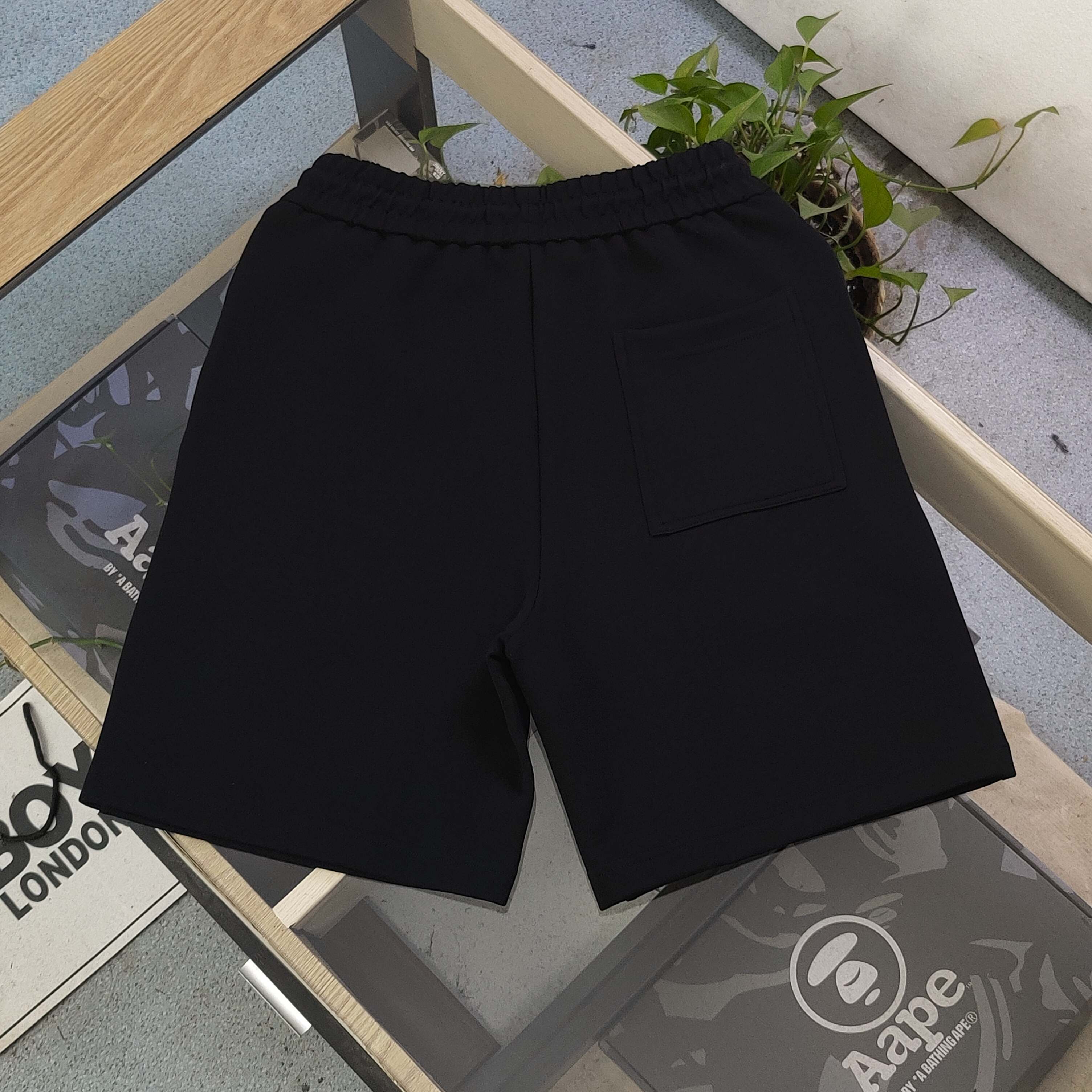 上新💰95
【款号：Zsf7024】高版本
2025新款Stone Island石头岛罗盘指南针小徽章logo休闲情侣短裤五分裤，以经典色调诠释百搭美学。松紧腰搭配抽绳设计，穿脱便捷且贴合身形，带来舒适自在的穿着体验，无论是运动健身还是日常休闲，皆可轻松驾驭。精选面料具备吸湿排汗功能，时刻保持身体干爽，让你在夏日尽情释放活力。裤身精致的品牌标识，低调彰显品质格调，为整体造型增添细节亮点。无论是挥洒汗水的运动时刻，还是悠闲漫步的日常，它都是时尚与功能的完美融合，助你轻松展现潮流态度，男女同款！
颜色：黑色
尺码：l-3XL
    腰围 臀围 裤长
L    78    112   54
XL  81    116    55
2XL 84    120   56
3XL 87    124   57