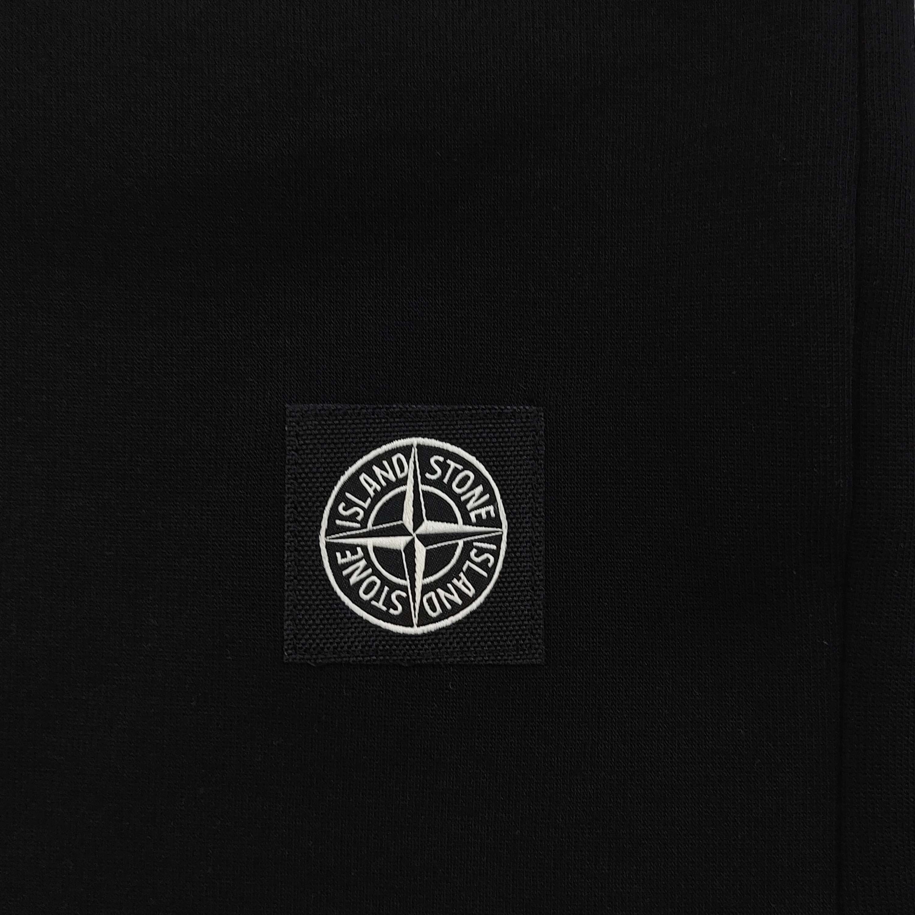 上新💰95
【款号：Zsf7024】高版本
2025新款Stone Island石头岛罗盘指南针小徽章logo休闲情侣短裤五分裤，以经典色调诠释百搭美学。松紧腰搭配抽绳设计，穿脱便捷且贴合身形，带来舒适自在的穿着体验，无论是运动健身还是日常休闲，皆可轻松驾驭。精选面料具备吸湿排汗功能，时刻保持身体干爽，让你在夏日尽情释放活力。裤身精致的品牌标识，低调彰显品质格调，为整体造型增添细节亮点。无论是挥洒汗水的运动时刻，还是悠闲漫步的日常，它都是时尚与功能的完美融合，助你轻松展现潮流态度，男女同款！
颜色：黑色
尺码：l-3XL
    腰围 臀围 裤长
L    78    112   54
XL  81    116    55
2XL 84    120   56
3XL 87    124   57