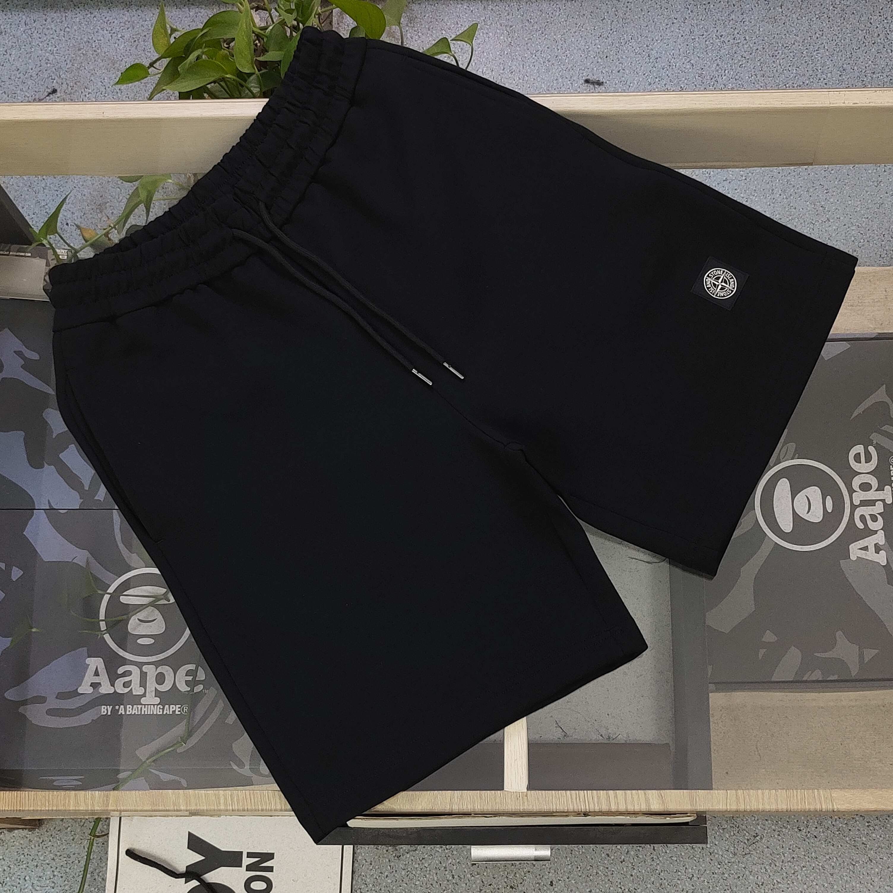上新💰95
【款号：Zsf7024】高版本
2025新款Stone Island石头岛罗盘指南针小徽章logo休闲情侣短裤五分裤，以经典色调诠释百搭美学。松紧腰搭配抽绳设计，穿脱便捷且贴合身形，带来舒适自在的穿着体验，无论是运动健身还是日常休闲，皆可轻松驾驭。精选面料具备吸湿排汗功能，时刻保持身体干爽，让你在夏日尽情释放活力。裤身精致的品牌标识，低调彰显品质格调，为整体造型增添细节亮点。无论是挥洒汗水的运动时刻，还是悠闲漫步的日常，它都是时尚与功能的完美融合，助你轻松展现潮流态度，男女同款！
颜色：黑色
尺码：l-3XL
    腰围 臀围 裤长
L    78    112   54
XL  81    116    55
2XL 84    120   56
3XL 87    124   57