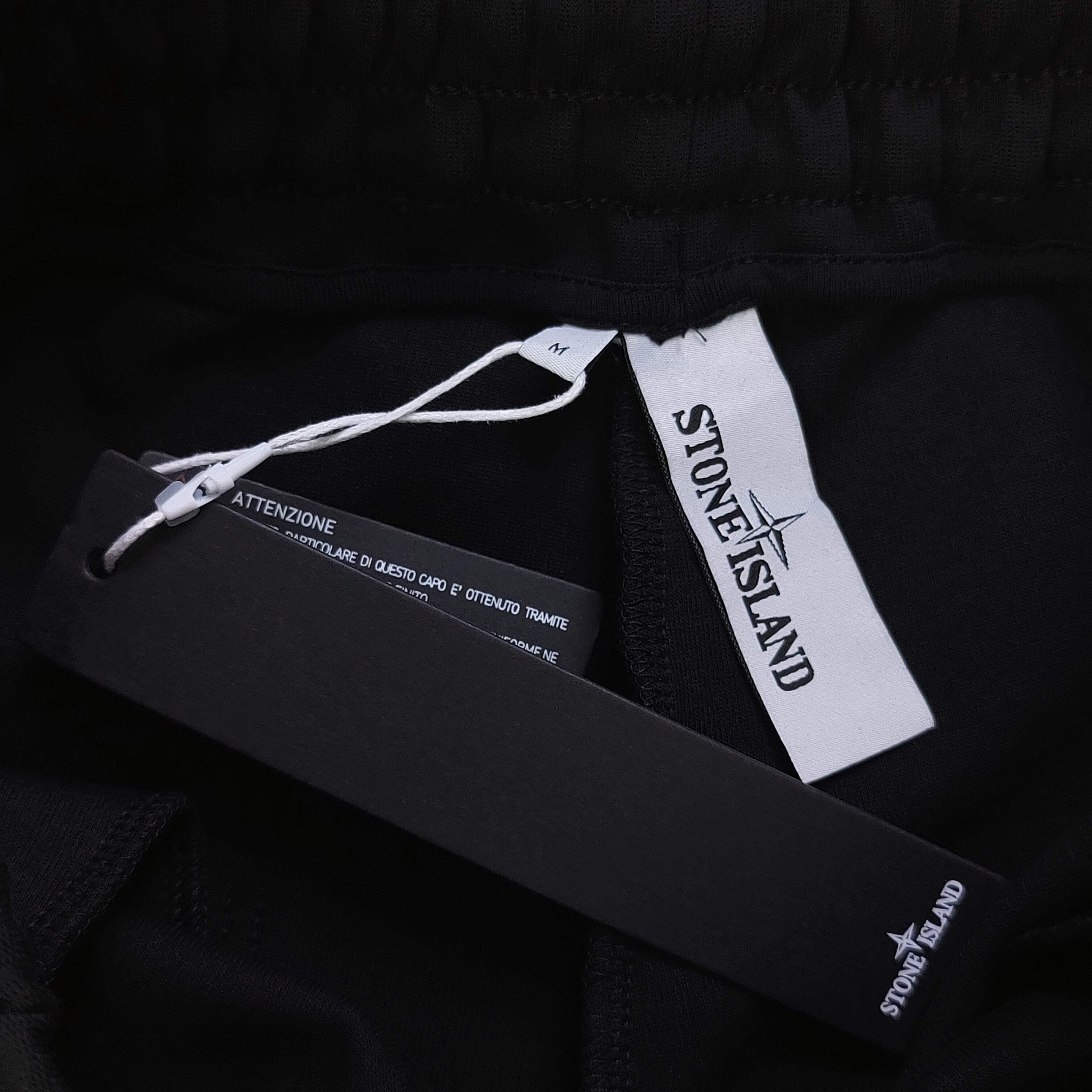 上新💰95
【款号：Zsf7024】高版本
2025新款Stone Island石头岛罗盘指南针小徽章logo休闲情侣短裤五分裤，以经典色调诠释百搭美学。松紧腰搭配抽绳设计，穿脱便捷且贴合身形，带来舒适自在的穿着体验，无论是运动健身还是日常休闲，皆可轻松驾驭。精选面料具备吸湿排汗功能，时刻保持身体干爽，让你在夏日尽情释放活力。裤身精致的品牌标识，低调彰显品质格调，为整体造型增添细节亮点。无论是挥洒汗水的运动时刻，还是悠闲漫步的日常，它都是时尚与功能的完美融合，助你轻松展现潮流态度，男女同款！
颜色：黑色
尺码：l-3XL
    腰围 臀围 裤长
L    78    112   54
XL  81    116    55
2XL 84    120   56
3XL 87    124   57