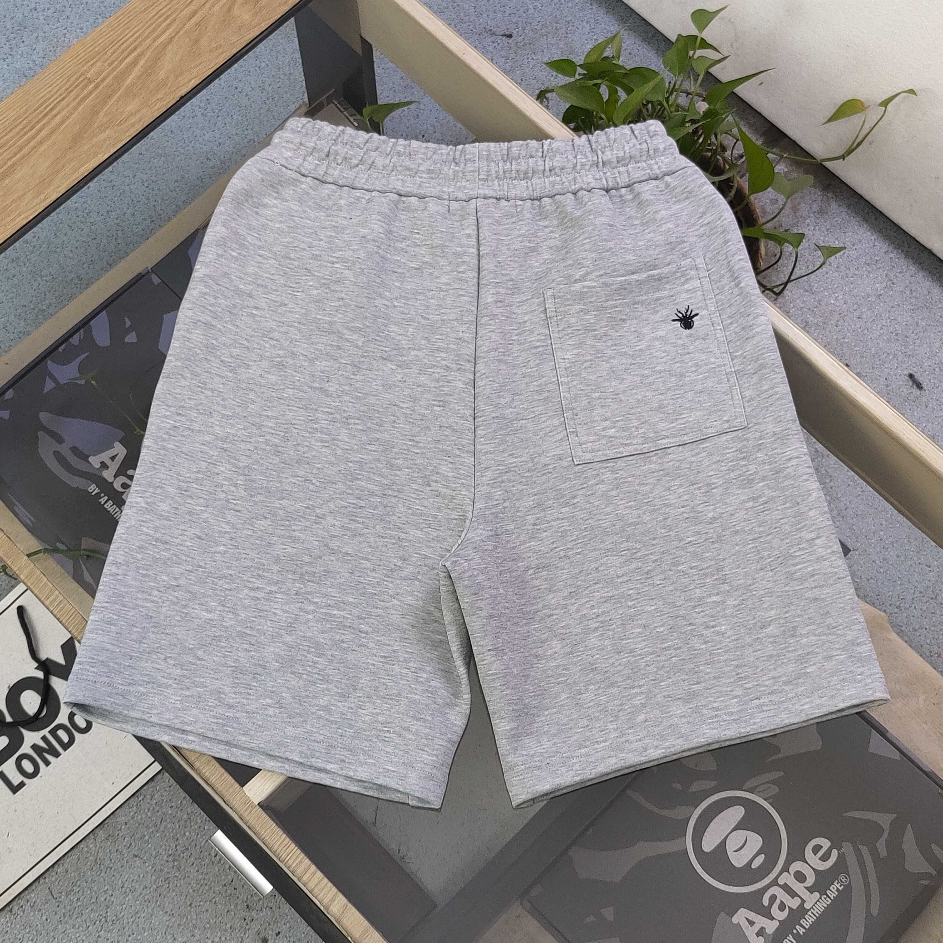 上新💰95
【款号：Zsf7025】高版本
2025新款Dior迪奥刺绣字母蜘蛛图案logo绣花休闲情侣短裤五分裤，以经典色调诠释百搭美学。松紧腰搭配抽绳设计，穿脱便捷且贴合身形，带来舒适自在的穿着体验，无论是运动健身还是日常休闲，皆可轻松驾驭。精选面料具备吸湿排汗功能，时刻保持身体干爽，让你在夏日尽情释放活力。裤身精致的品牌标识，低调彰显品质格调，为整体造型增添细节亮点。无论是挥洒汗水的运动时刻，还是悠闲漫步的日常，它都是时尚与功能的完美融合，助你轻松展现潮流态度，男女同款！
颜色：浅灰色
尺码：M-3XL
    腰围 臀围 裤长
M   75    108   53
L    78    112   54
XL  81    116    55
2XL 84    120   56
3XL 87    124   57