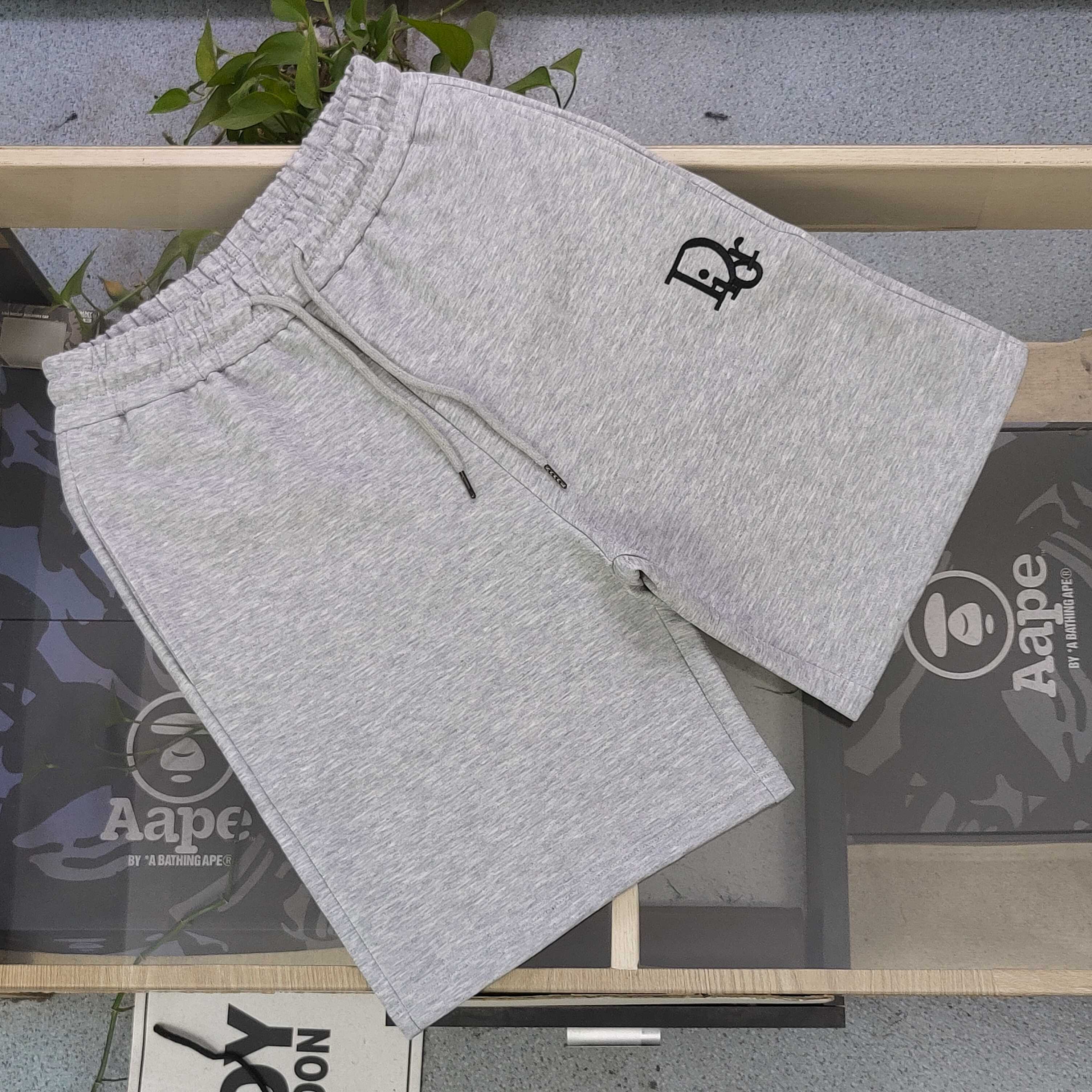 上新💰95
【款号：Zsf7025】高版本
2025新款Dior迪奥刺绣字母蜘蛛图案logo绣花休闲情侣短裤五分裤，以经典色调诠释百搭美学。松紧腰搭配抽绳设计，穿脱便捷且贴合身形，带来舒适自在的穿着体验，无论是运动健身还是日常休闲，皆可轻松驾驭。精选面料具备吸湿排汗功能，时刻保持身体干爽，让你在夏日尽情释放活力。裤身精致的品牌标识，低调彰显品质格调，为整体造型增添细节亮点。无论是挥洒汗水的运动时刻，还是悠闲漫步的日常，它都是时尚与功能的完美融合，助你轻松展现潮流态度，男女同款！
颜色：浅灰色
尺码：M-3XL
    腰围 臀围 裤长
M   75    108   53
L    78    112   54
XL  81    116    55
2XL 84    120   56
3XL 87    124   57