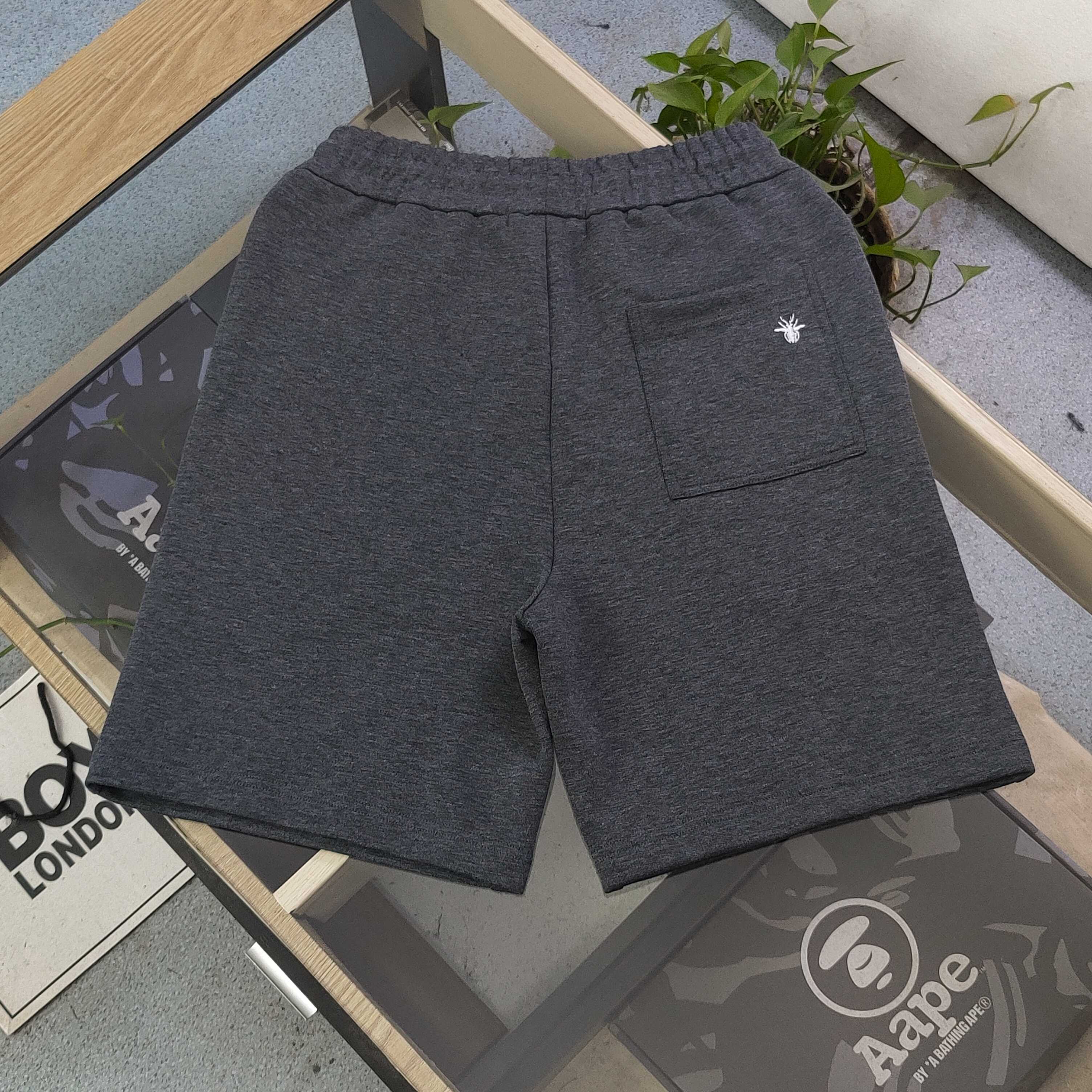 上新💰95
【款号：Zsf7025】高版本
2025新款Dior迪奥刺绣字母蜘蛛图案logo绣花休闲情侣短裤五分裤，以经典色调诠释百搭美学。松紧腰搭配抽绳设计，穿脱便捷且贴合身形，带来舒适自在的穿着体验，无论是运动健身还是日常休闲，皆可轻松驾驭。精选面料具备吸湿排汗功能，时刻保持身体干爽，让你在夏日尽情释放活力。裤身精致的品牌标识，低调彰显品质格调，为整体造型增添细节亮点。无论是挥洒汗水的运动时刻，还是悠闲漫步的日常，它都是时尚与功能的完美融合，助你轻松展现潮流态度，男女同款！
颜色：深灰色
尺码：M-3XL
    腰围 臀围 裤长
M   75    108   53
L    78    112   54
XL  81    116    55
2XL 84    120   56
3XL 87    124   57