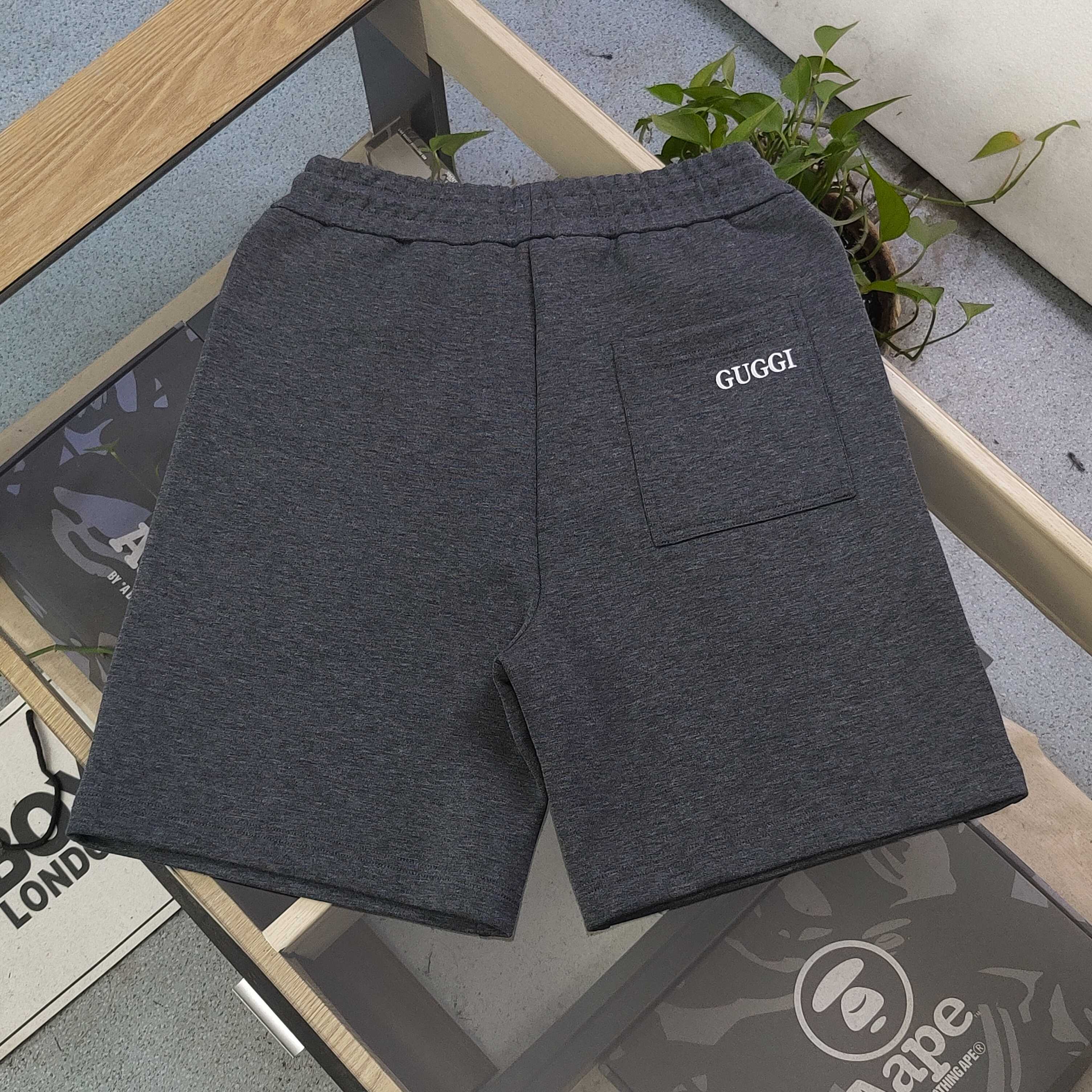 上新💰95
【款号：Zsf7026】高版本
2025新款Gucci古驰刺绣双G字母图案logo绣花休闲情侣短裤五分裤，以经典色调诠释百搭美学。松紧腰搭配抽绳设计，穿脱便捷且贴合身形，带来舒适自在的穿着体验，无论是运动健身还是日常休闲，皆可轻松驾驭。精选面料具备吸湿排汗功能，时刻保持身体干爽，让你在夏日尽情释放活力。裤身精致的品牌标识，低调彰显品质格调，为整体造型增添细节亮点。无论是挥洒汗水的运动时刻，还是悠闲漫步的日常，它都是时尚与功能的完美融合，助你轻松展现潮流态度，男女同款！
颜色：浅灰色
尺码：M-3XL
    腰围 臀围 裤长
M   75    108   53
L    78    112   54
XL  81    116    55
2XL 84    120   56
3XL 87    124   57