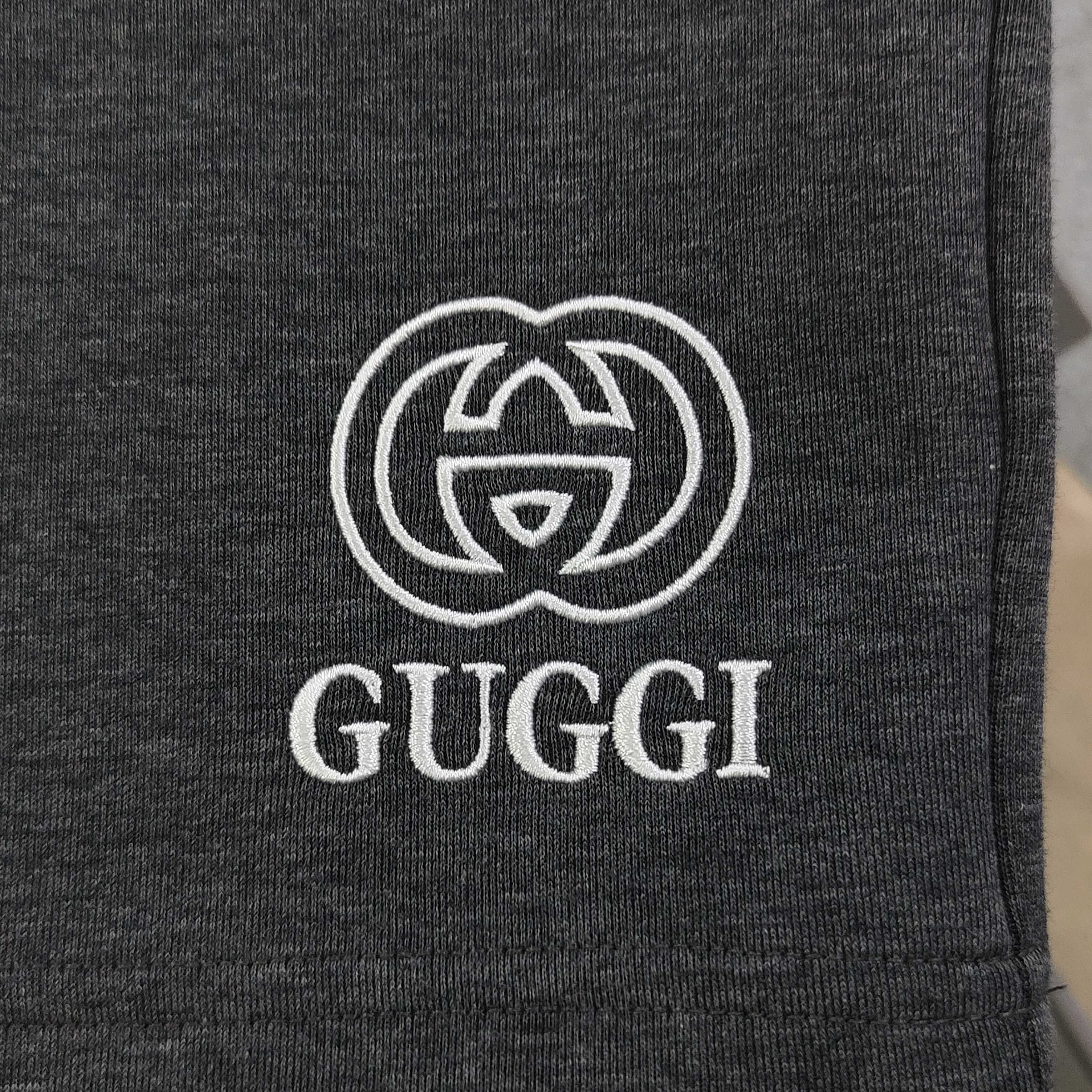 上新💰95
【款号：Zsf7026】高版本
2025新款Gucci古驰刺绣双G字母图案logo绣花休闲情侣短裤五分裤，以经典色调诠释百搭美学。松紧腰搭配抽绳设计，穿脱便捷且贴合身形，带来舒适自在的穿着体验，无论是运动健身还是日常休闲，皆可轻松驾驭。精选面料具备吸湿排汗功能，时刻保持身体干爽，让你在夏日尽情释放活力。裤身精致的品牌标识，低调彰显品质格调，为整体造型增添细节亮点。无论是挥洒汗水的运动时刻，还是悠闲漫步的日常，它都是时尚与功能的完美融合，助你轻松展现潮流态度，男女同款！
颜色：浅灰色
尺码：M-3XL
    腰围 臀围 裤长
M   75    108   53
L    78    112   54
XL  81    116    55
2XL 84    120   56
3XL 87    124   57