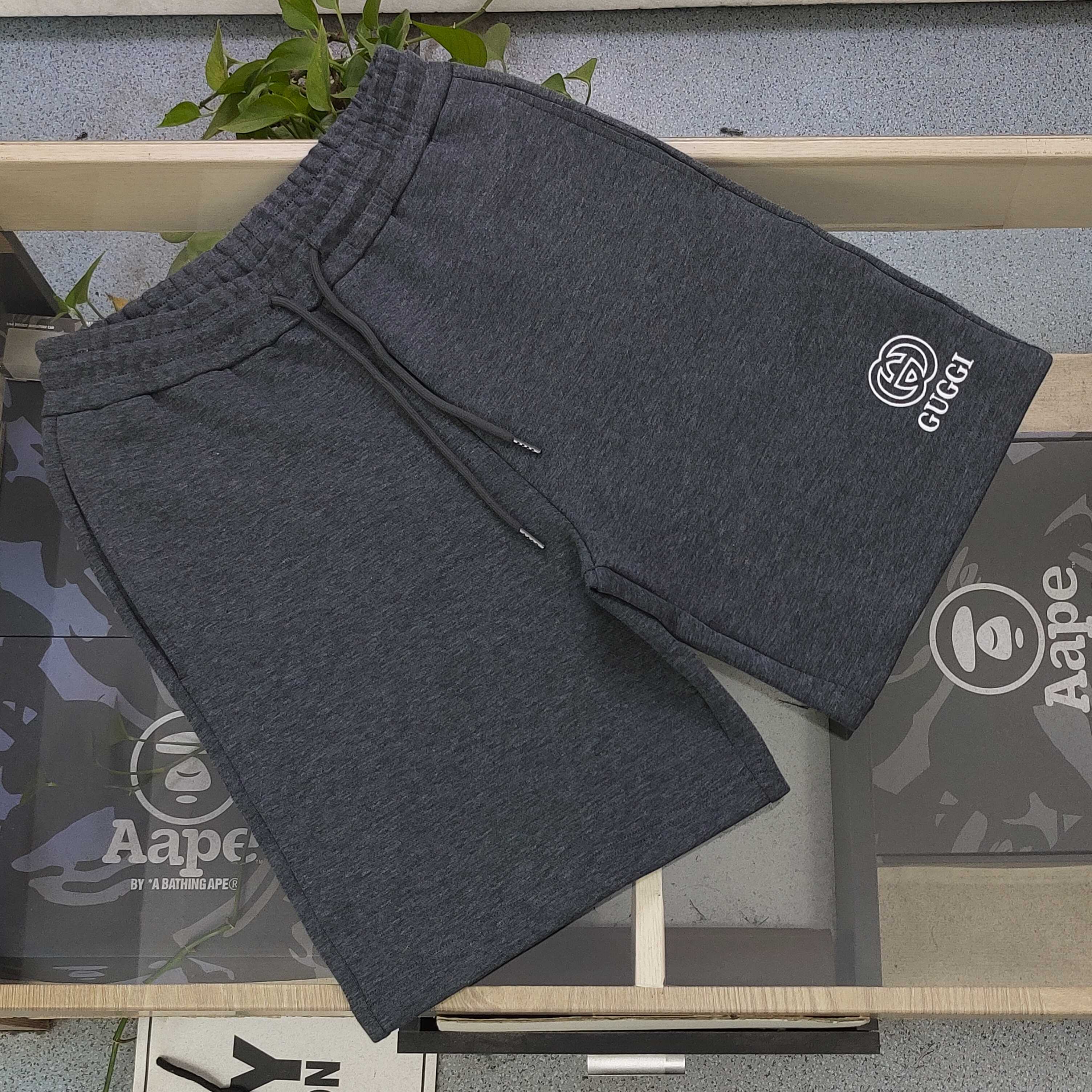 上新💰95
【款号：Zsf7026】高版本
2025新款Gucci古驰刺绣双G字母图案logo绣花休闲情侣短裤五分裤，以经典色调诠释百搭美学。松紧腰搭配抽绳设计，穿脱便捷且贴合身形，带来舒适自在的穿着体验，无论是运动健身还是日常休闲，皆可轻松驾驭。精选面料具备吸湿排汗功能，时刻保持身体干爽，让你在夏日尽情释放活力。裤身精致的品牌标识，低调彰显品质格调，为整体造型增添细节亮点。无论是挥洒汗水的运动时刻，还是悠闲漫步的日常，它都是时尚与功能的完美融合，助你轻松展现潮流态度，男女同款！
颜色：浅灰色
尺码：M-3XL
    腰围 臀围 裤长
M   75    108   53
L    78    112   54
XL  81    116    55
2XL 84    120   56
3XL 87    124   57