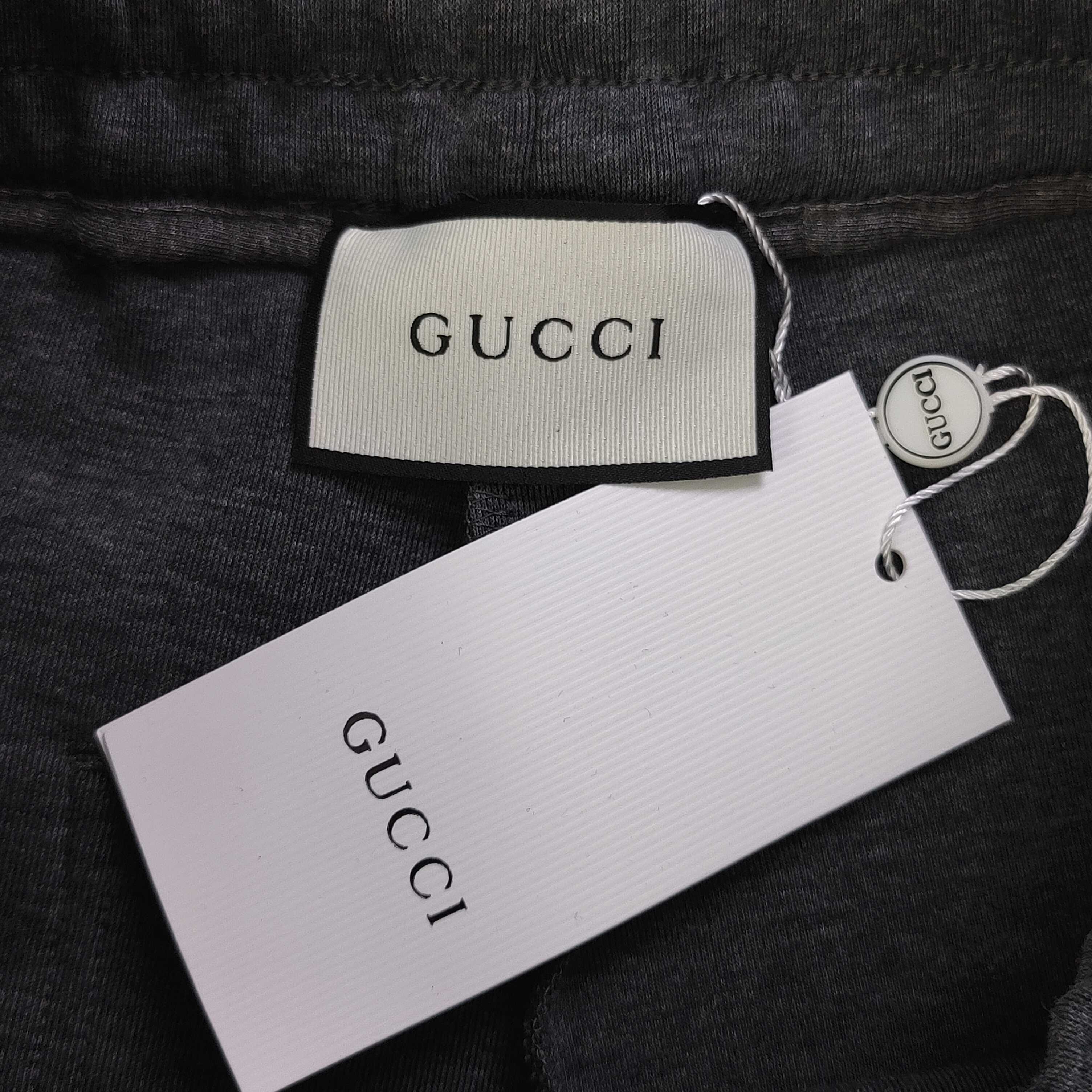 上新💰95
【款号：Zsf7026】高版本
2025新款Gucci古驰刺绣双G字母图案logo绣花休闲情侣短裤五分裤，以经典色调诠释百搭美学。松紧腰搭配抽绳设计，穿脱便捷且贴合身形，带来舒适自在的穿着体验，无论是运动健身还是日常休闲，皆可轻松驾驭。精选面料具备吸湿排汗功能，时刻保持身体干爽，让你在夏日尽情释放活力。裤身精致的品牌标识，低调彰显品质格调，为整体造型增添细节亮点。无论是挥洒汗水的运动时刻，还是悠闲漫步的日常，它都是时尚与功能的完美融合，助你轻松展现潮流态度，男女同款！
颜色：浅灰色
尺码：M-3XL
    腰围 臀围 裤长
M   75    108   53
L    78    112   54
XL  81    116    55
2XL 84    120   56
3XL 87    124   57