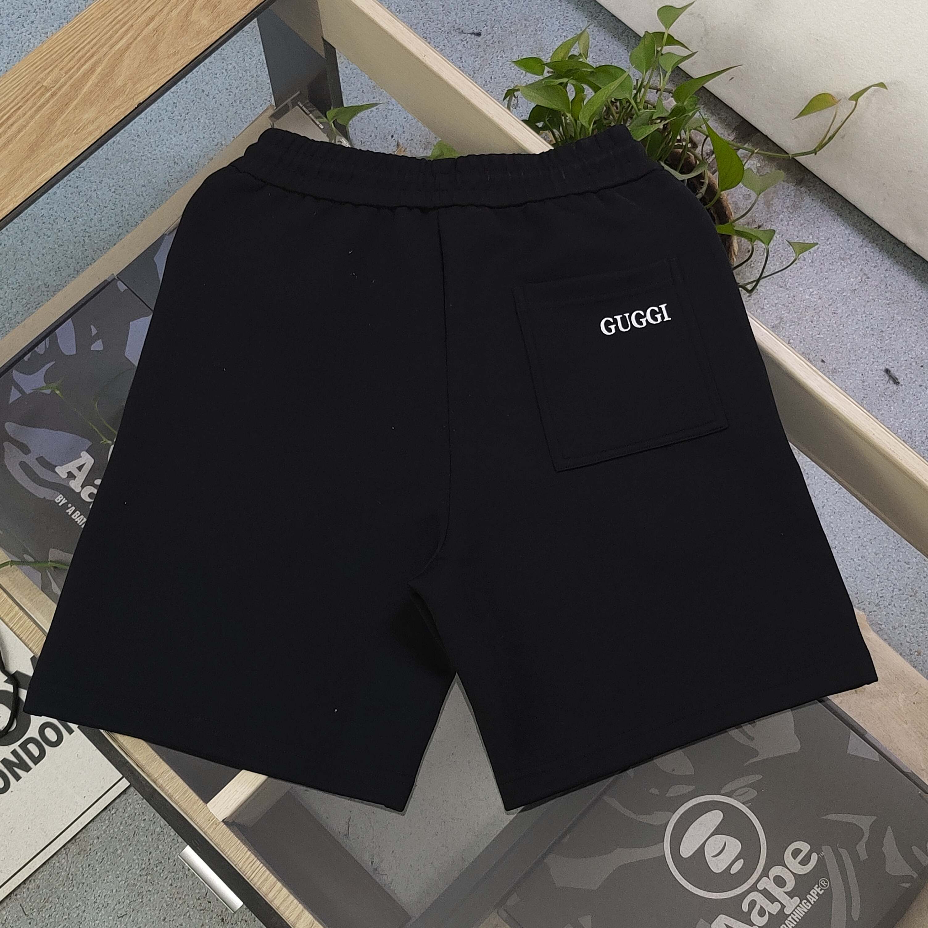 上新💰95
【款号：Zsf7026】高版本
2025新款Gucci古驰刺绣双G字母图案logo绣花休闲情侣短裤五分裤，以经典色调诠释百搭美学。松紧腰搭配抽绳设计，穿脱便捷且贴合身形，带来舒适自在的穿着体验，无论是运动健身还是日常休闲，皆可轻松驾驭。精选面料具备吸湿排汗功能，时刻保持身体干爽，让你在夏日尽情释放活力。裤身精致的品牌标识，低调彰显品质格调，为整体造型增添细节亮点。无论是挥洒汗水的运动时刻，还是悠闲漫步的日常，它都是时尚与功能的完美融合，助你轻松展现潮流态度，男女同款！
颜色：黑色
尺码：l-3XL
    腰围 臀围 裤长
M   75    108   53
L    78    112   54
XL  81    116    55
2XL 84    120   56
3XL 87    124   57