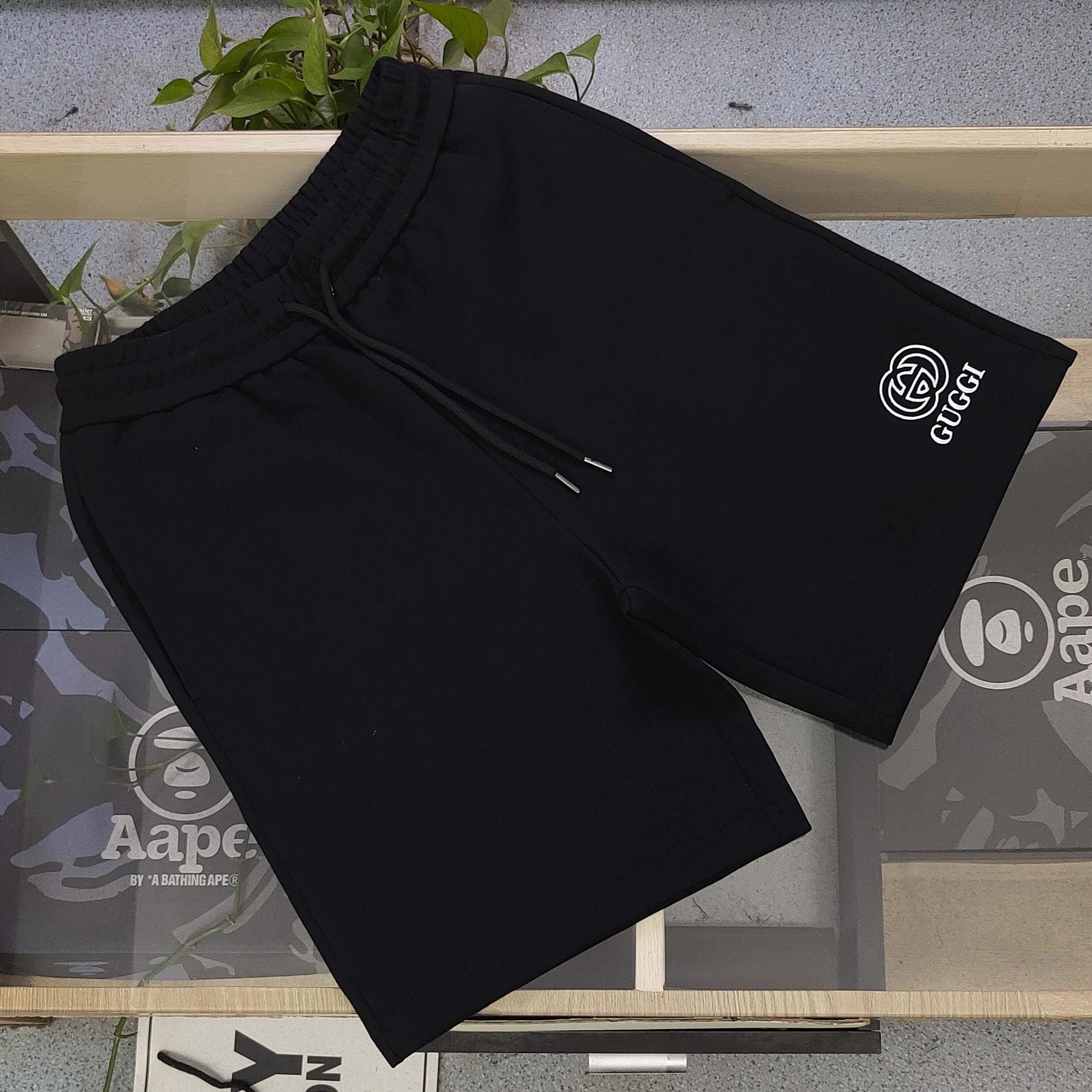 上新💰95
【款号：Zsf7026】高版本
2025新款Gucci古驰刺绣双G字母图案logo绣花休闲情侣短裤五分裤，以经典色调诠释百搭美学。松紧腰搭配抽绳设计，穿脱便捷且贴合身形，带来舒适自在的穿着体验，无论是运动健身还是日常休闲，皆可轻松驾驭。精选面料具备吸湿排汗功能，时刻保持身体干爽，让你在夏日尽情释放活力。裤身精致的品牌标识，低调彰显品质格调，为整体造型增添细节亮点。无论是挥洒汗水的运动时刻，还是悠闲漫步的日常，它都是时尚与功能的完美融合，助你轻松展现潮流态度，男女同款！
颜色：黑色
尺码：l-3XL
    腰围 臀围 裤长
M   75    108   53
L    78    112   54
XL  81    116    55
2XL 84    120   56
3XL 87    124   57