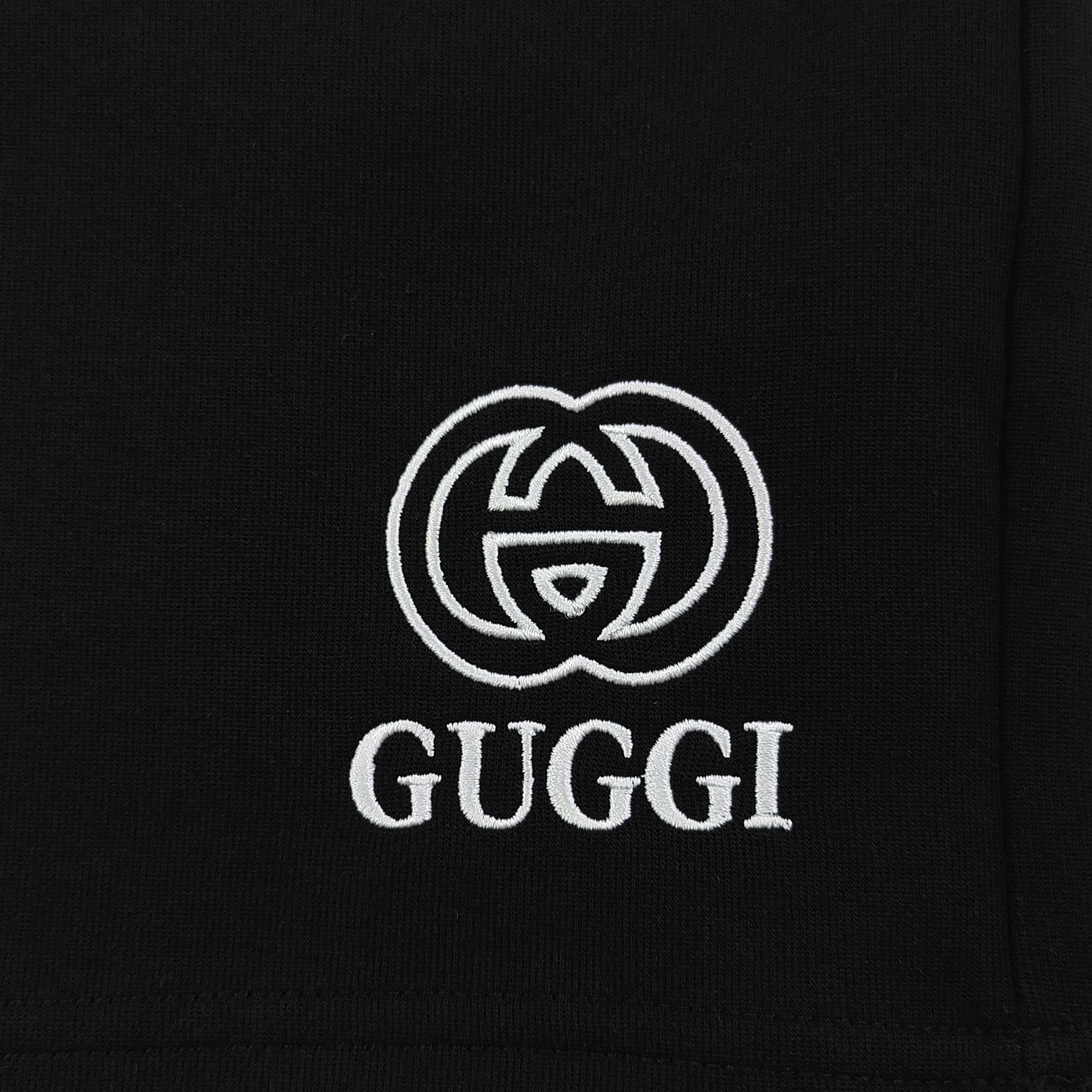 上新💰95
【款号：Zsf7026】高版本
2025新款Gucci古驰刺绣双G字母图案logo绣花休闲情侣短裤五分裤，以经典色调诠释百搭美学。松紧腰搭配抽绳设计，穿脱便捷且贴合身形，带来舒适自在的穿着体验，无论是运动健身还是日常休闲，皆可轻松驾驭。精选面料具备吸湿排汗功能，时刻保持身体干爽，让你在夏日尽情释放活力。裤身精致的品牌标识，低调彰显品质格调，为整体造型增添细节亮点。无论是挥洒汗水的运动时刻，还是悠闲漫步的日常，它都是时尚与功能的完美融合，助你轻松展现潮流态度，男女同款！
颜色：黑色
尺码：l-3XL
    腰围 臀围 裤长
M   75    108   53
L    78    112   54
XL  81    116    55
2XL 84    120   56
3XL 87    124   57