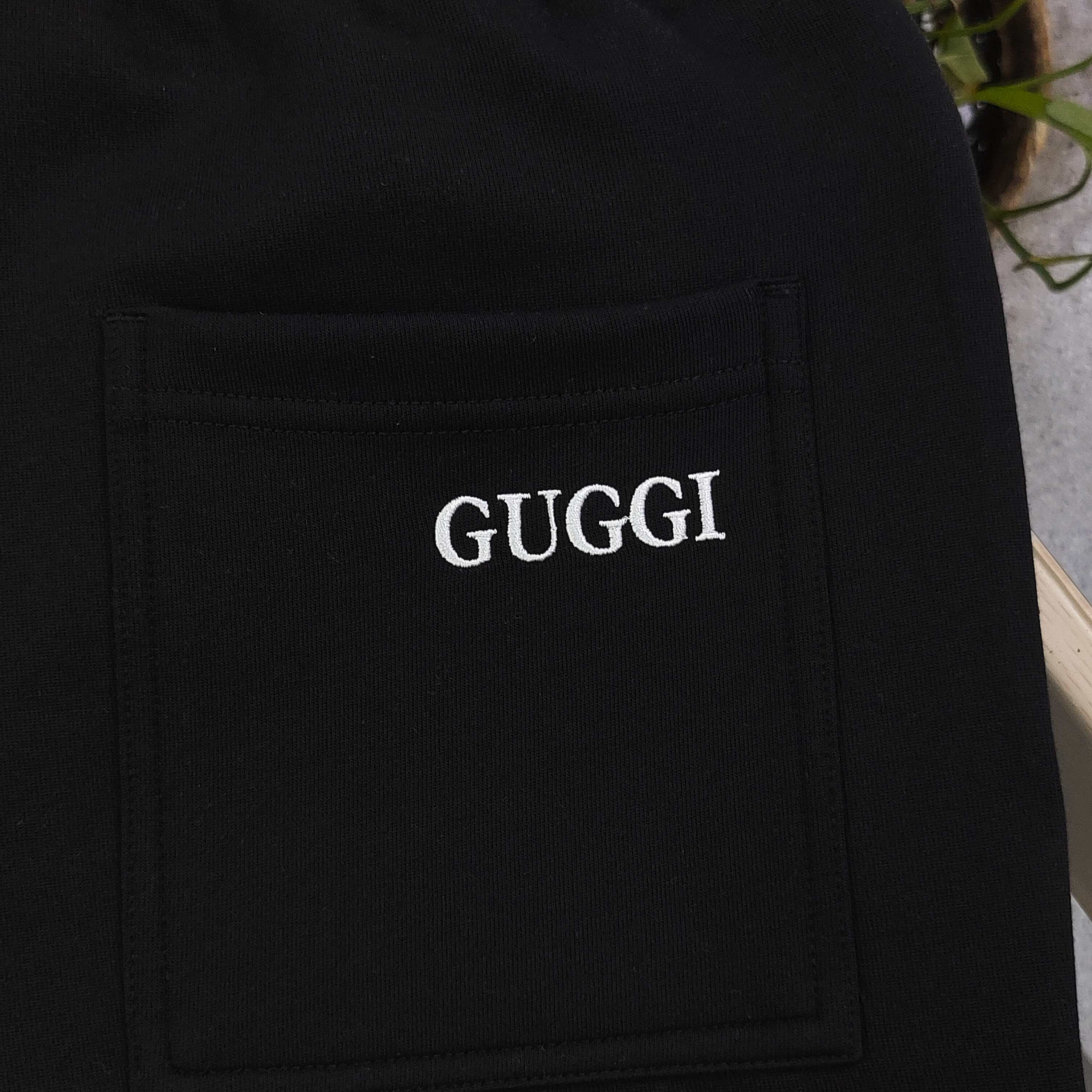 上新💰95
【款号：Zsf7026】高版本
2025新款Gucci古驰刺绣双G字母图案logo绣花休闲情侣短裤五分裤，以经典色调诠释百搭美学。松紧腰搭配抽绳设计，穿脱便捷且贴合身形，带来舒适自在的穿着体验，无论是运动健身还是日常休闲，皆可轻松驾驭。精选面料具备吸湿排汗功能，时刻保持身体干爽，让你在夏日尽情释放活力。裤身精致的品牌标识，低调彰显品质格调，为整体造型增添细节亮点。无论是挥洒汗水的运动时刻，还是悠闲漫步的日常，它都是时尚与功能的完美融合，助你轻松展现潮流态度，男女同款！
颜色：黑色
尺码：l-3XL
    腰围 臀围 裤长
M   75    108   53
L    78    112   54
XL  81    116    55
2XL 84    120   56
3XL 87    124   57