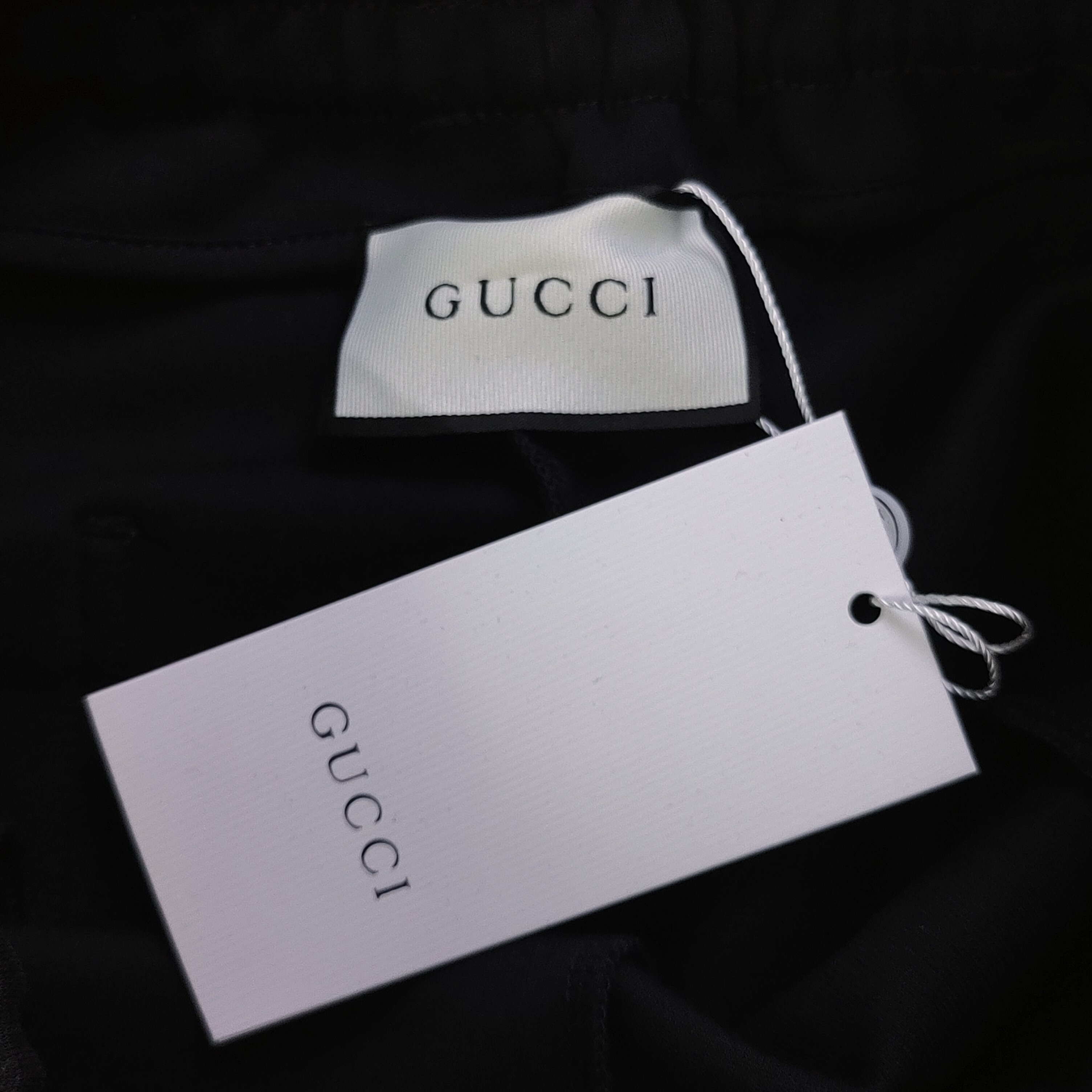 上新💰95
【款号：Zsf7026】高版本
2025新款Gucci古驰刺绣双G字母图案logo绣花休闲情侣短裤五分裤，以经典色调诠释百搭美学。松紧腰搭配抽绳设计，穿脱便捷且贴合身形，带来舒适自在的穿着体验，无论是运动健身还是日常休闲，皆可轻松驾驭。精选面料具备吸湿排汗功能，时刻保持身体干爽，让你在夏日尽情释放活力。裤身精致的品牌标识，低调彰显品质格调，为整体造型增添细节亮点。无论是挥洒汗水的运动时刻，还是悠闲漫步的日常，它都是时尚与功能的完美融合，助你轻松展现潮流态度，男女同款！
颜色：黑色
尺码：l-3XL
    腰围 臀围 裤长
M   75    108   53
L    78    112   54
XL  81    116    55
2XL 84    120   56
3XL 87    124   57