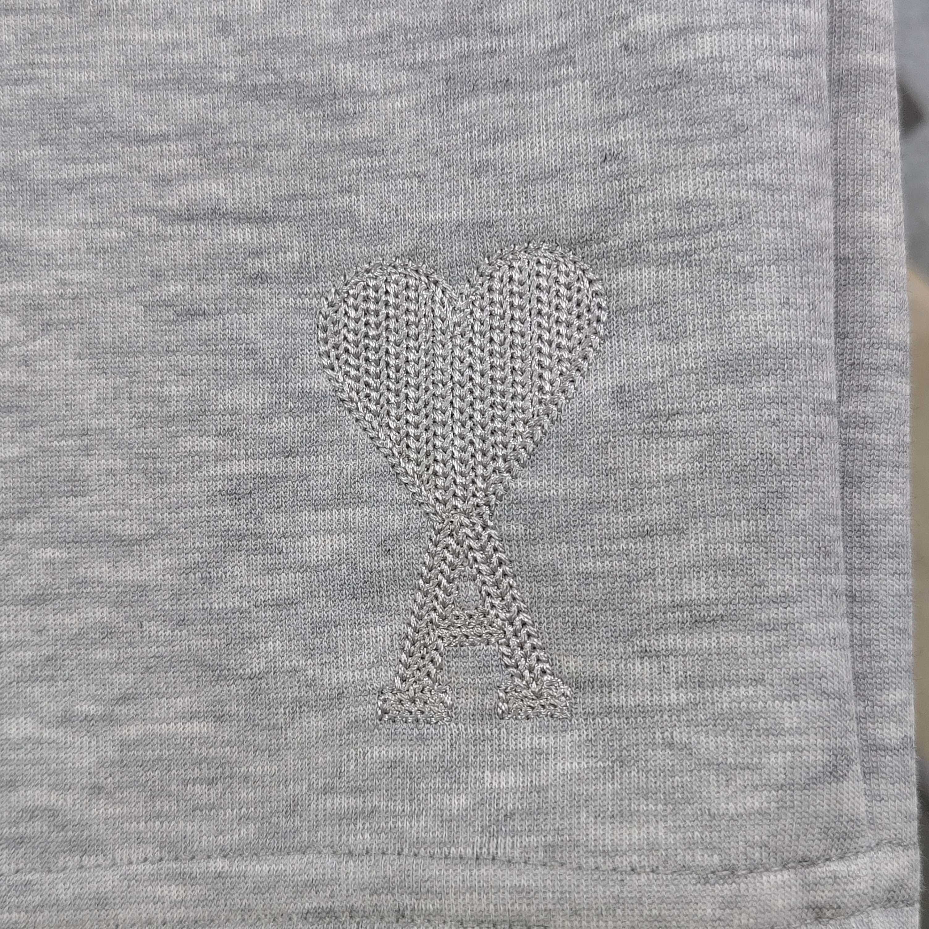 上新💰95
【款号：Zsf7027】高版本
2025新款AMI刺绣爱心图案logo绣花休闲情侣短裤五分裤，以经典色调诠释百搭美学。松紧腰搭配抽绳设计，穿脱便捷且贴合身形，带来舒适自在的穿着体验，无论是运动健身还是日常休闲，皆可轻松驾驭。精选面料具备吸湿排汗功能，时刻保持身体干爽，让你在夏日尽情释放活力。裤身精致的品牌标识，低调彰显品质格调，为整体造型增添细节亮点。无论是挥洒汗水的运动时刻，还是悠闲漫步的日常，它都是时尚与功能的完美融合，助你轻松展现潮流态度，男女同款！
颜色：浅灰色
尺码：M-XXL
    腰围 臀围 裤长
M   75    108   53
L    78    112   54
XL  81    116    55
2XL 84    120   56