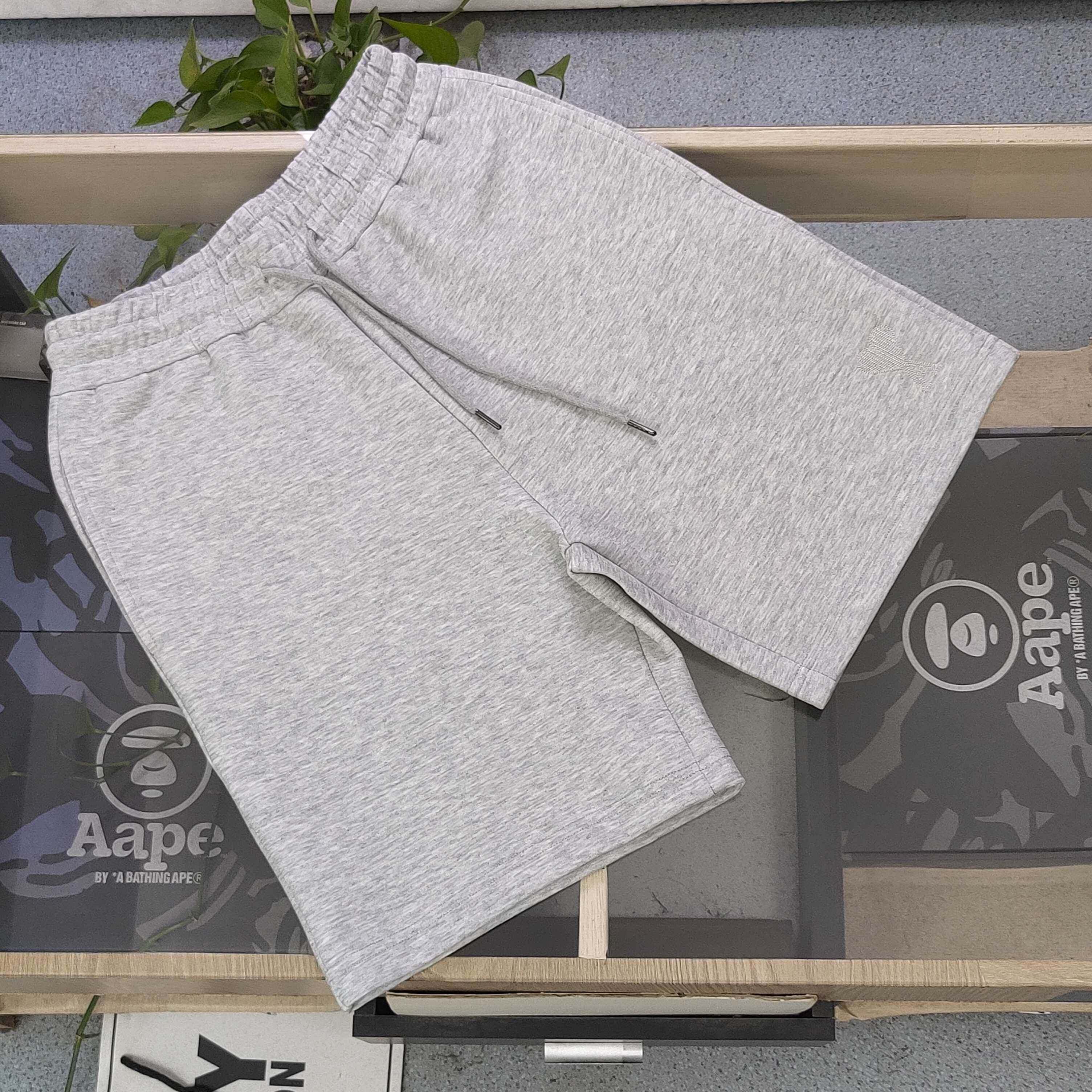 上新💰95
【款号：Zsf7027】高版本
2025新款AMI刺绣爱心图案logo绣花休闲情侣短裤五分裤，以经典色调诠释百搭美学。松紧腰搭配抽绳设计，穿脱便捷且贴合身形，带来舒适自在的穿着体验，无论是运动健身还是日常休闲，皆可轻松驾驭。精选面料具备吸湿排汗功能，时刻保持身体干爽，让你在夏日尽情释放活力。裤身精致的品牌标识，低调彰显品质格调，为整体造型增添细节亮点。无论是挥洒汗水的运动时刻，还是悠闲漫步的日常，它都是时尚与功能的完美融合，助你轻松展现潮流态度，男女同款！
颜色：浅灰色
尺码：M-XXL
    腰围 臀围 裤长
M   75    108   53
L    78    112   54
XL  81    116    55
2XL 84    120   56