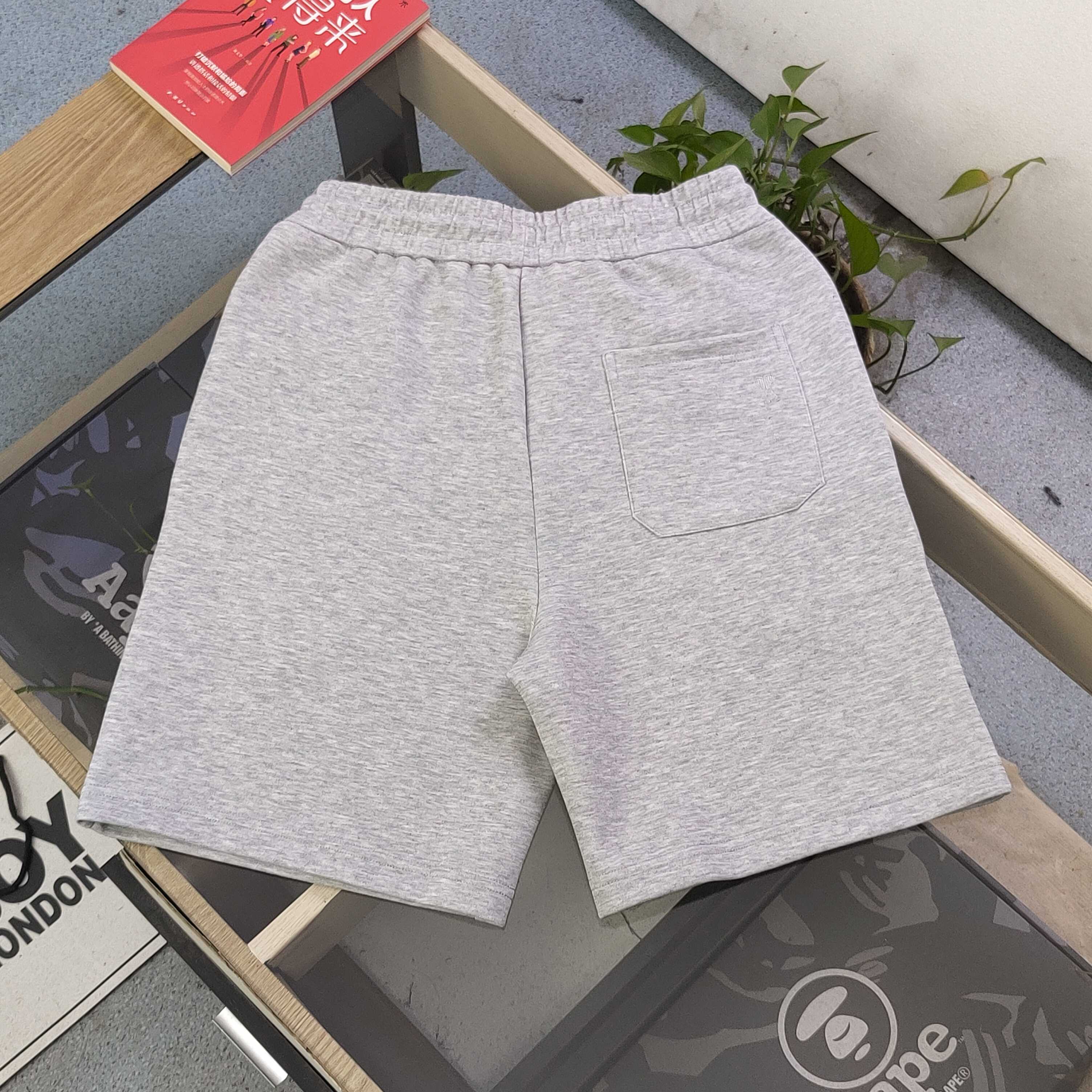 上新💰95
【款号：Zsf7027】高版本
2025新款AMI刺绣爱心图案logo绣花休闲情侣短裤五分裤，以经典色调诠释百搭美学。松紧腰搭配抽绳设计，穿脱便捷且贴合身形，带来舒适自在的穿着体验，无论是运动健身还是日常休闲，皆可轻松驾驭。精选面料具备吸湿排汗功能，时刻保持身体干爽，让你在夏日尽情释放活力。裤身精致的品牌标识，低调彰显品质格调，为整体造型增添细节亮点。无论是挥洒汗水的运动时刻，还是悠闲漫步的日常，它都是时尚与功能的完美融合，助你轻松展现潮流态度，男女同款！
颜色：浅灰色
尺码：M-XXL
    腰围 臀围 裤长
M   75    108   53
L    78    112   54
XL  81    116    55
2XL 84    120   56
