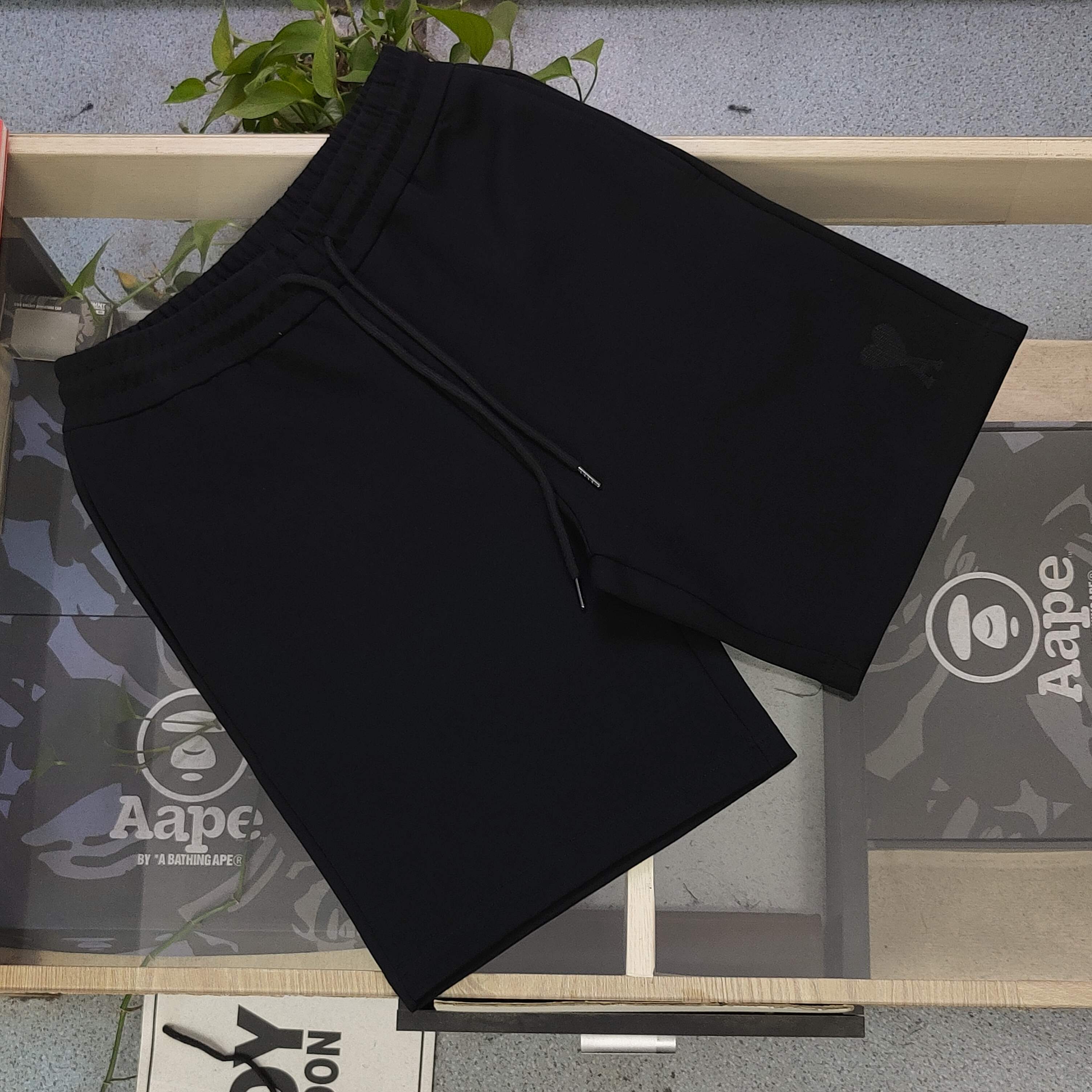 上新💰95
【款号：Zsf7027】高版本
2025新款AMI刺绣爱心图案logo绣花休闲情侣短裤五分裤，以经典色调诠释百搭美学。松紧腰搭配抽绳设计，穿脱便捷且贴合身形，带来舒适自在的穿着体验，无论是运动健身还是日常休闲，皆可轻松驾驭。精选面料具备吸湿排汗功能，时刻保持身体干爽，让你在夏日尽情释放活力。裤身精致的品牌标识，低调彰显品质格调，为整体造型增添细节亮点。无论是挥洒汗水的运动时刻，还是悠闲漫步的日常，它都是时尚与功能的完美融合，助你轻松展现潮流态度，男女同款！
颜色：黑色
尺码：M-XXL
    腰围 臀围 裤长
M   75    108   53
L    78    112   54
XL  81    116    55
2XL 84    120   56