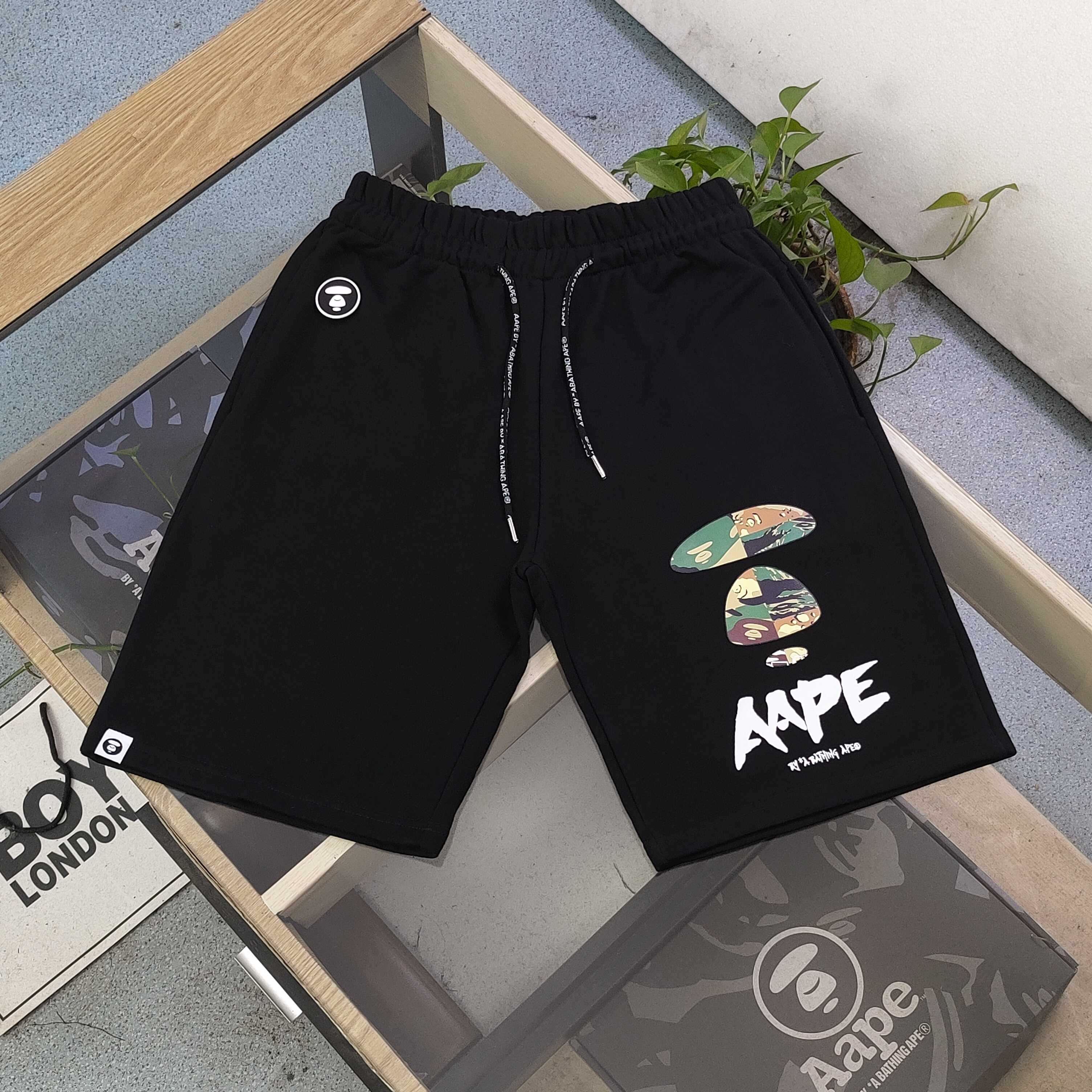 上新💰80
【款号:A875】高版本
2025新款AAPE经典猿颜绿迷彩猿人图案logo字母印花休闲情侣短裤五分裤,由知名艺人余文乐代言,小红书爆款。短裤采用340克纯棉面料制作,适合春季和夏季穿着,宽松舒适,不褪色、不起球、不缩水。设计上,短裤采用了AAPE猿颜猿颜字母logo图案印花,时尚又有个性。版型宽松,是夏季短裤的首选,男女均可穿着,百搭又耐看,男女同款!
颜色:黑色
尺码:M-XXL
腰围 裤长 臀围 裤脚宽
M 90 48 60 110
L 96 49 60 118
XL 100 51 62 124
XXL 104 52 64 128