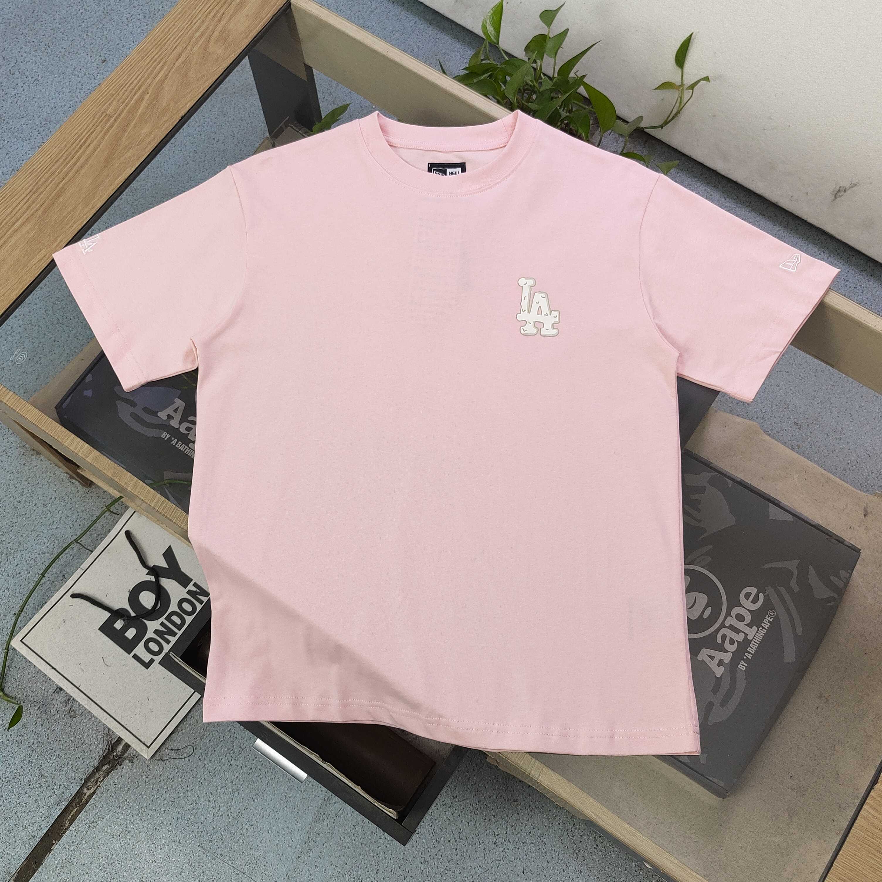 💰75
【款号：CJ207】高版本
2025新款New Era✖️MLB纽亦华联名洋基队NY冰淇淋刺客图案logo印花休闲情侣短袖T恤，刺绣New Era图标logo，选用了260克双纱爽滑棉面料制作而成。精细的做工和清晰的纹路让贴身穿着更加舒适！经典的黑色设计不仅能够有效显瘦，还散发着甜美和酷感的魅力。这款T恤真的非常可爱，整体质地厚实，质量上乘，男女皆可穿着。与男朋友一起穿上，简直超级可爱！我非常喜欢这件T恤，它背后的大片印花设计精致至极，简直是可爱到爆炸！这款T恤的元气减龄效果非常适合情侣装，绝对是夏日必备款式！
颜色：卡其色 粉色
尺码：S～XXL
    衣长 胸围 肩宽 袖长
S    68   100   46.5   22
M   70    104   47.5  22.5
L   72    108   48.5   23
XL  74    112   49.5  23.5
XXL76    116   50.5   24