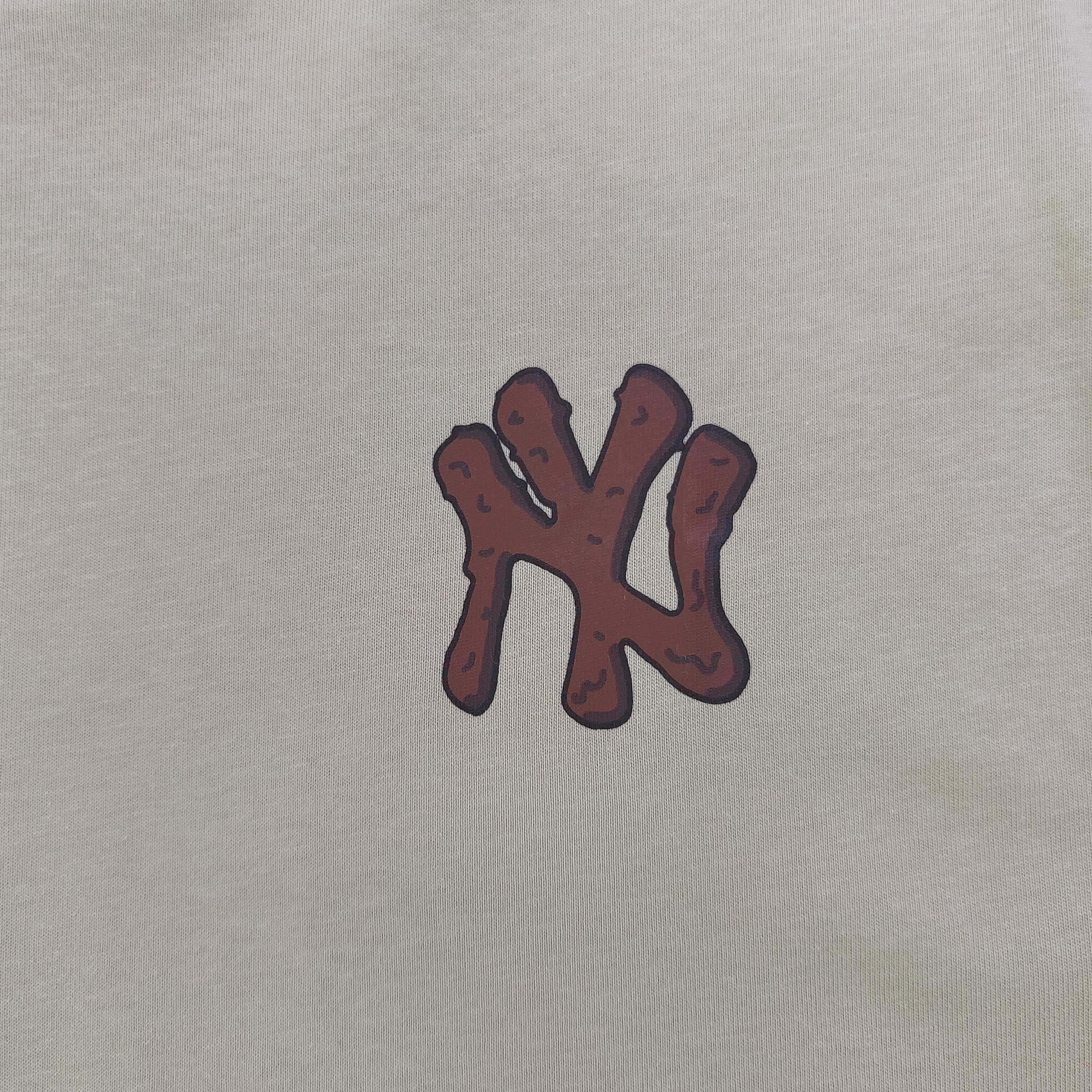 💰75
【款号：CJ207】高版本
2025新款New Era✖️MLB纽亦华联名洋基队NY冰淇淋刺客图案logo印花休闲情侣短袖T恤，刺绣New Era图标logo，选用了260克双纱爽滑棉面料制作而成。精细的做工和清晰的纹路让贴身穿着更加舒适！经典的黑色设计不仅能够有效显瘦，还散发着甜美和酷感的魅力。这款T恤真的非常可爱，整体质地厚实，质量上乘，男女皆可穿着。与男朋友一起穿上，简直超级可爱！我非常喜欢这件T恤，它背后的大片印花设计精致至极，简直是可爱到爆炸！这款T恤的元气减龄效果非常适合情侣装，绝对是夏日必备款式！
颜色：卡其色 粉色
尺码：S～XXL
    衣长 胸围 肩宽 袖长
S    68   100   46.5   22
M   70    104   47.5  22.5
L   72    108   48.5   23
XL  74    112   49.5  23.5
XXL76    116   50.5   24