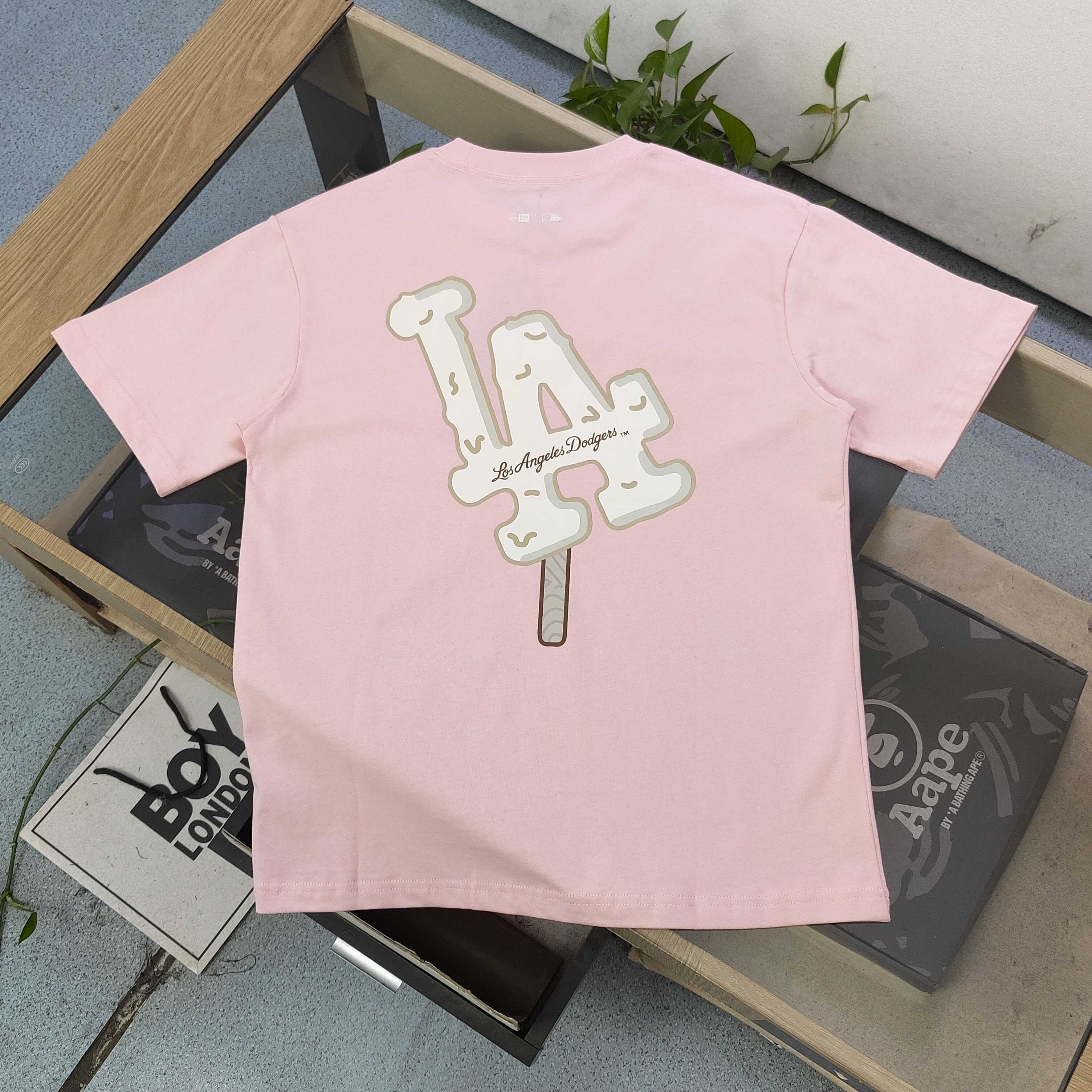💰75
【款号：CJ207】高版本
2025新款New Era✖️MLB纽亦华联名洋基队NY冰淇淋刺客图案logo印花休闲情侣短袖T恤，刺绣New Era图标logo，选用了260克双纱爽滑棉面料制作而成。精细的做工和清晰的纹路让贴身穿着更加舒适！经典的黑色设计不仅能够有效显瘦，还散发着甜美和酷感的魅力。这款T恤真的非常可爱，整体质地厚实，质量上乘，男女皆可穿着。与男朋友一起穿上，简直超级可爱！我非常喜欢这件T恤，它背后的大片印花设计精致至极，简直是可爱到爆炸！这款T恤的元气减龄效果非常适合情侣装，绝对是夏日必备款式！
颜色：卡其色 粉色
尺码：S～XXL
    衣长 胸围 肩宽 袖长
S    68   100   46.5   22
M   70    104   47.5  22.5
L   72    108   48.5   23
XL  74    112   49.5  23.5
XXL76    116   50.5   24