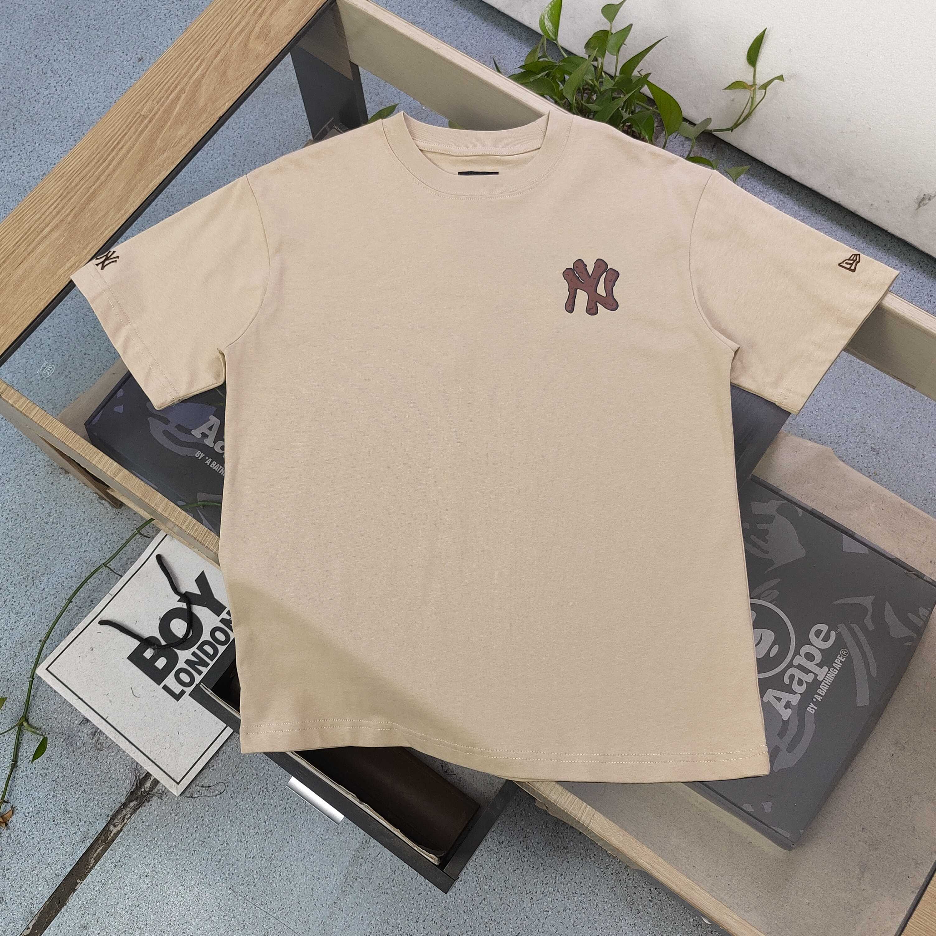 💰75
【款号：CJ207】高版本
2025新款New Era✖️MLB纽亦华联名洋基队NY冰淇淋刺客图案logo印花休闲情侣短袖T恤，刺绣New Era图标logo，选用了260克双纱爽滑棉面料制作而成。精细的做工和清晰的纹路让贴身穿着更加舒适！经典的黑色设计不仅能够有效显瘦，还散发着甜美和酷感的魅力。这款T恤真的非常可爱，整体质地厚实，质量上乘，男女皆可穿着。与男朋友一起穿上，简直超级可爱！我非常喜欢这件T恤，它背后的大片印花设计精致至极，简直是可爱到爆炸！这款T恤的元气减龄效果非常适合情侣装，绝对是夏日必备款式！
颜色：卡其色 粉色
尺码：S～XXL
    衣长 胸围 肩宽 袖长
S    68   100   46.5   22
M   70    104   47.5  22.5
L   72    108   48.5   23
XL  74    112   49.5  23.5
XXL76    116   50.5   24