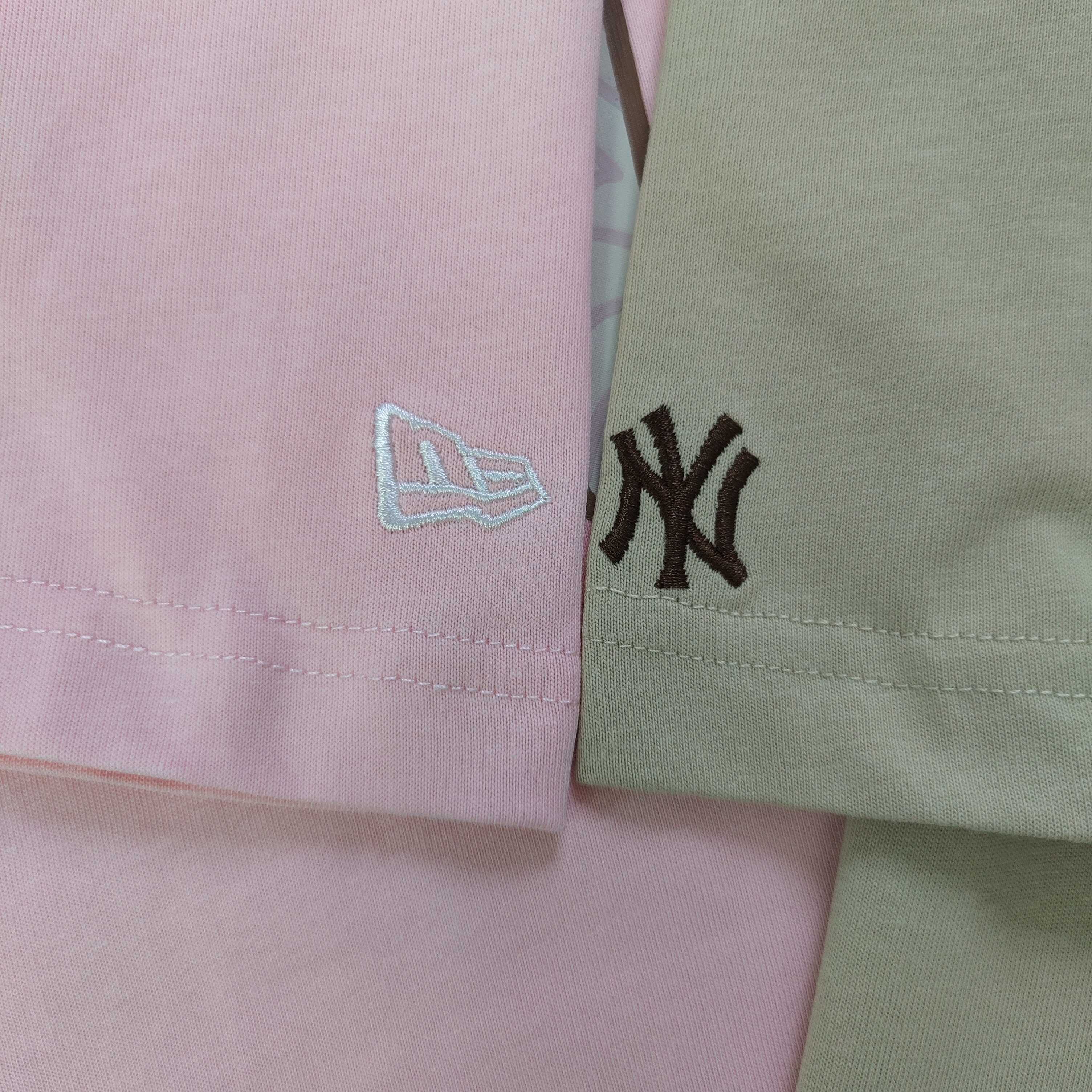 💰75
【款号：CJ207】高版本
2025新款New Era✖️MLB纽亦华联名洋基队NY冰淇淋刺客图案logo印花休闲情侣短袖T恤，刺绣New Era图标logo，选用了260克双纱爽滑棉面料制作而成。精细的做工和清晰的纹路让贴身穿着更加舒适！经典的黑色设计不仅能够有效显瘦，还散发着甜美和酷感的魅力。这款T恤真的非常可爱，整体质地厚实，质量上乘，男女皆可穿着。与男朋友一起穿上，简直超级可爱！我非常喜欢这件T恤，它背后的大片印花设计精致至极，简直是可爱到爆炸！这款T恤的元气减龄效果非常适合情侣装，绝对是夏日必备款式！
颜色：卡其色 粉色
尺码：S～XXL
    衣长 胸围 肩宽 袖长
S    68   100   46.5   22
M   70    104   47.5  22.5
L   72    108   48.5   23
XL  74    112   49.5  23.5
XXL76    116   50.5   24