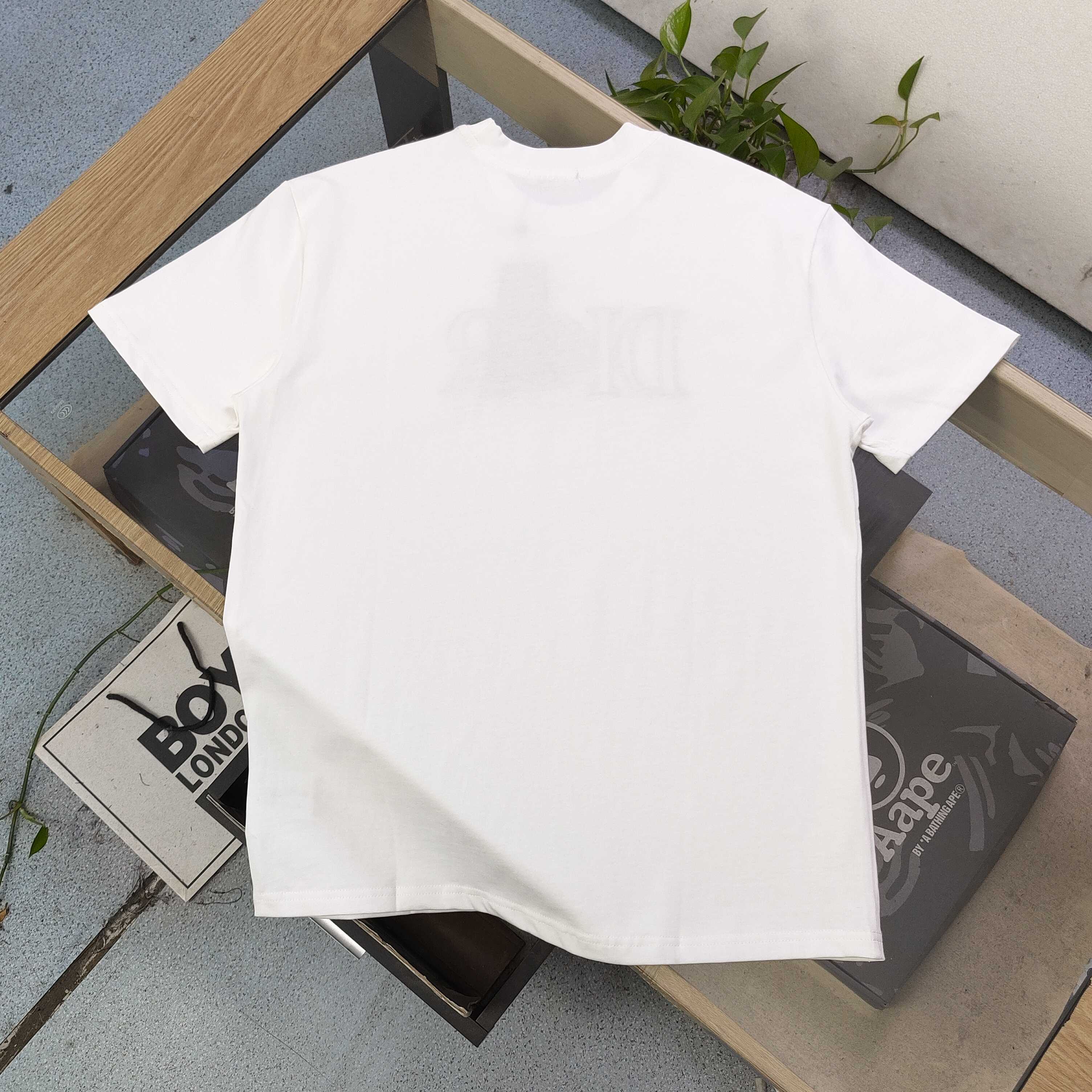 💰85
【款号:KKR329】高版本
2025新款Dior✖️Stone Island迪奥联名石头岛刺绣字母罗盘指南针图案logo绣花休闲情侣圆领短袖T恤,采用32支双纱精梳纯棉爽滑手感,纯棉不起球不起毛,面料厚度240克重,单件重量280克左右!质量保证、定制面料、定制定染、包浆印刷环保不开裂,欢迎对比质量,男女同款!
颜色:黑色 白色
尺码:M-XXL
衣长 胸围 肩宽 袖长
M 69 106 46 23
L 71 110 47 24
XL 73 114 48 25
XXL 75 118 49 26