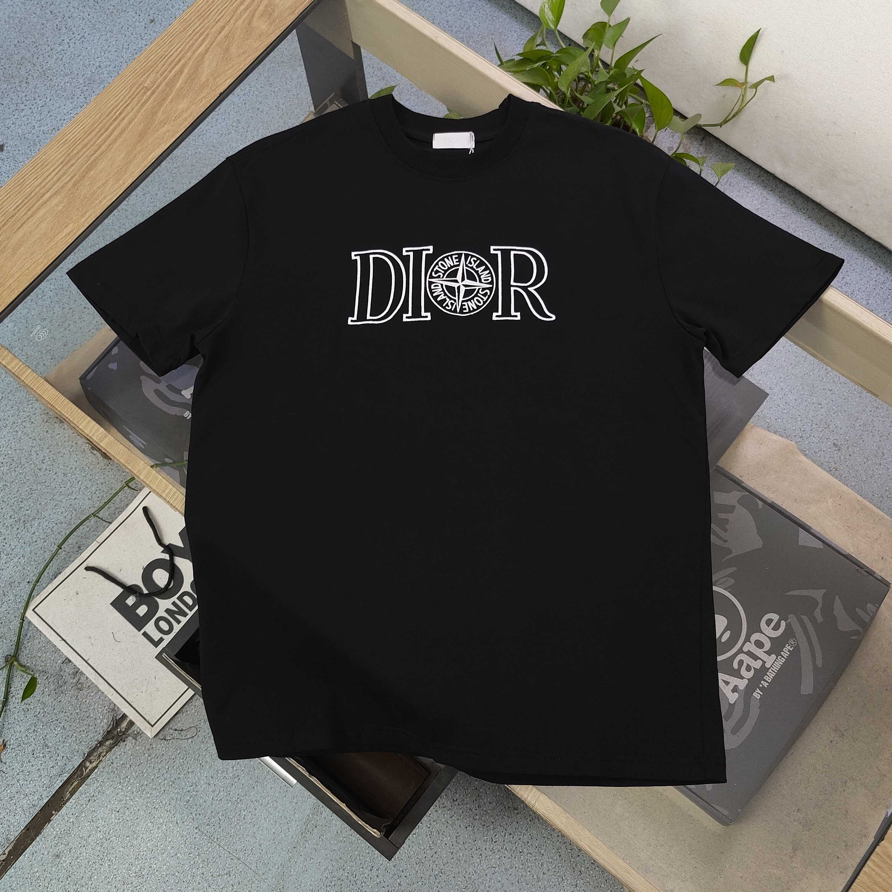 💰85
【款号:KKR329】高版本
2025新款Dior✖️Stone Island迪奥联名石头岛刺绣字母罗盘指南针图案logo绣花休闲情侣圆领短袖T恤,采用32支双纱精梳纯棉爽滑手感,纯棉不起球不起毛,面料厚度240克重,单件重量280克左右!质量保证、定制面料、定制定染、包浆印刷环保不开裂,欢迎对比质量,男女同款!
颜色:黑色 白色
尺码:M-XXL
衣长 胸围 肩宽 袖长
M 69 106 46 23
L 71 110 47 24
XL 73 114 48 25
XXL 75 118 49 26