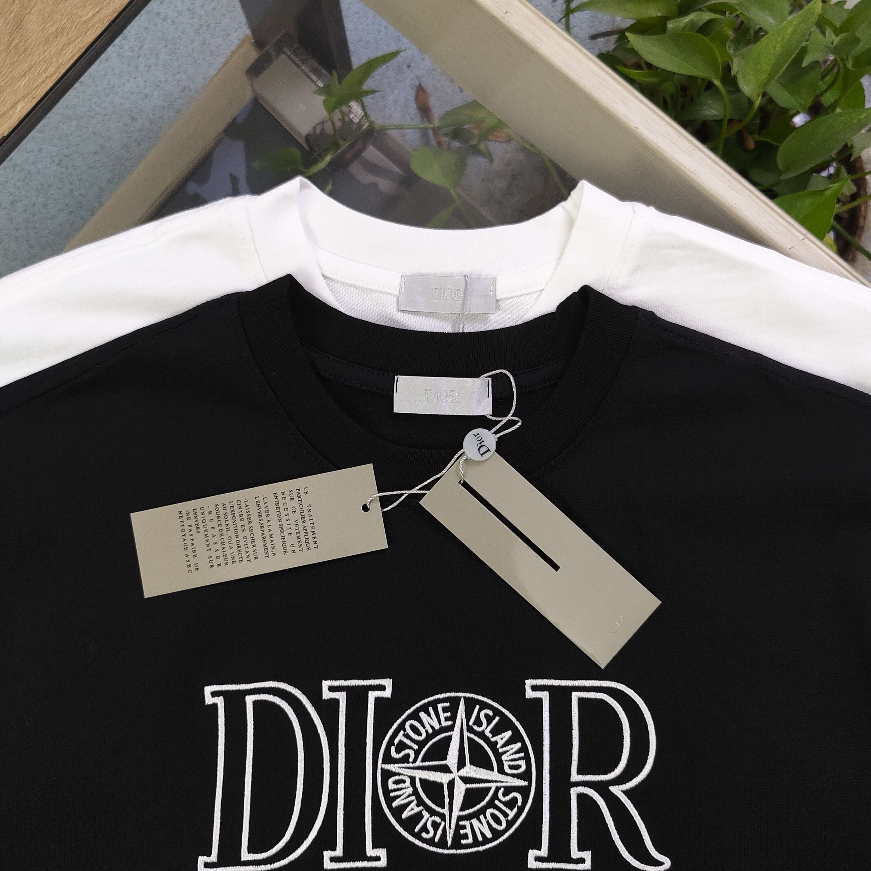 💰85
【款号:KKR329】高版本
2025新款Dior✖️Stone Island迪奥联名石头岛刺绣字母罗盘指南针图案logo绣花休闲情侣圆领短袖T恤,采用32支双纱精梳纯棉爽滑手感,纯棉不起球不起毛,面料厚度240克重,单件重量280克左右!质量保证、定制面料、定制定染、包浆印刷环保不开裂,欢迎对比质量,男女同款!
颜色:黑色 白色
尺码:M-XXL
衣长 胸围 肩宽 袖长
M 69 106 46 23
L 71 110 47 24
XL 73 114 48 25
XXL 75 118 49 26