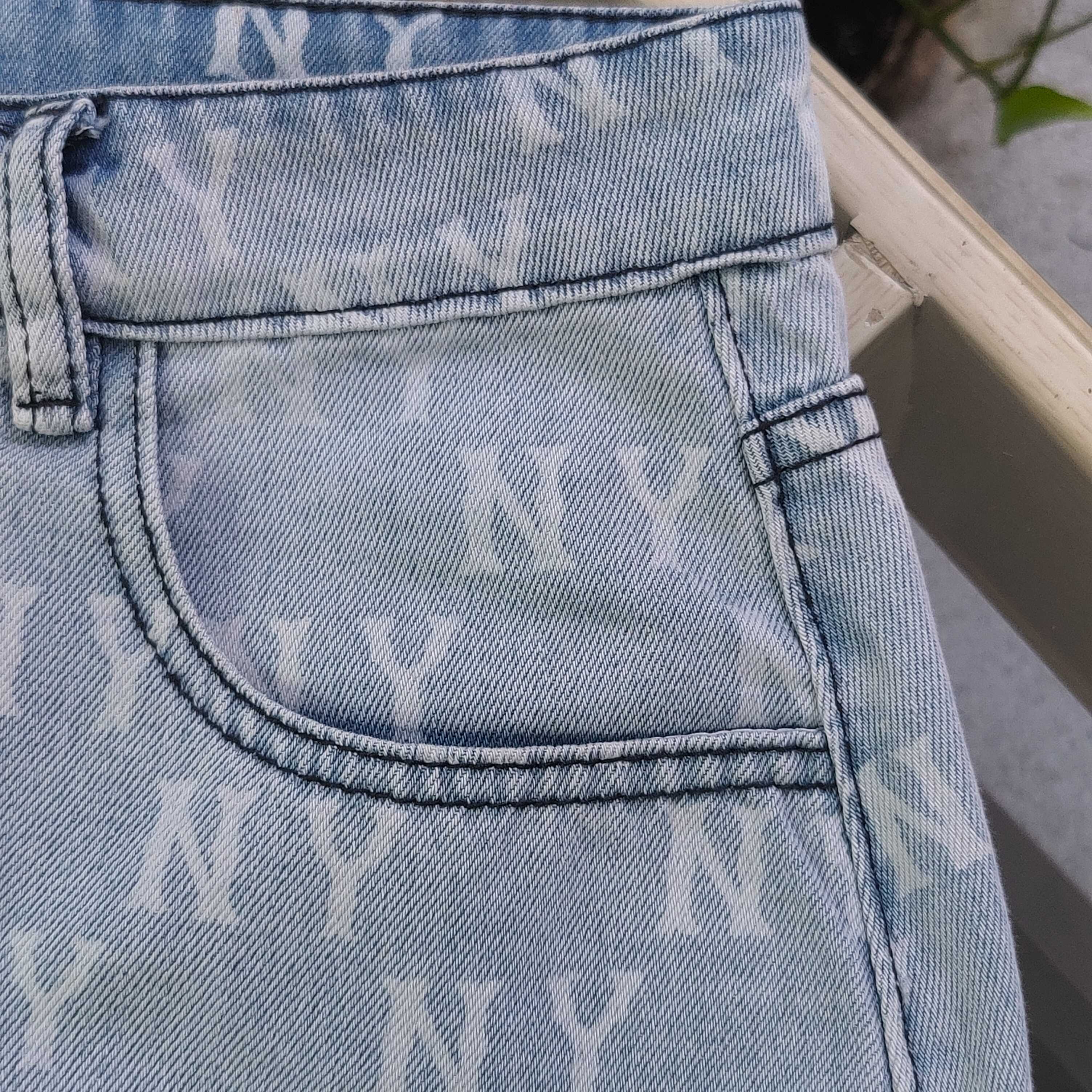 Falda Vaquera Yankees MLB NY con Logo Bordado y Diseño Degradado 8 a1749319046958 3311