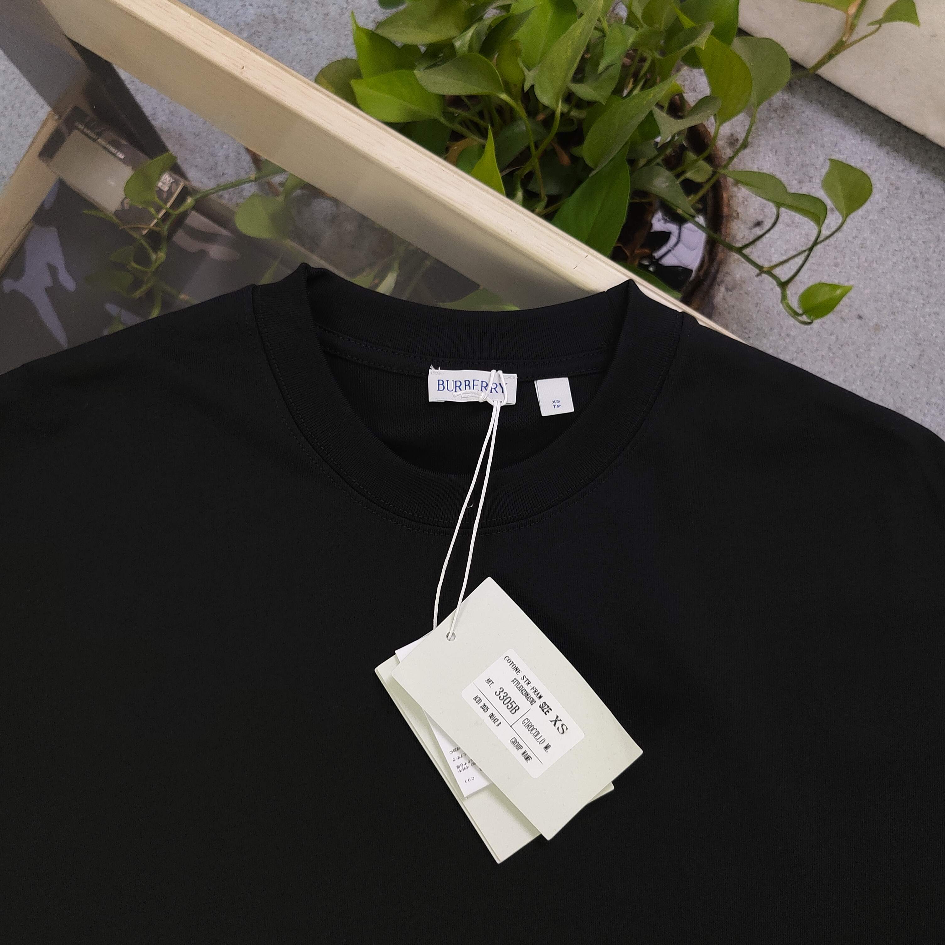 💰85
【款号：Cx3305B】高版本
2025新款Burberry巴宝莉小徽标战马骑士logo图案绣花休闲情侣宽松短袖T恤，独一无二的活性环保面料染色，32支双纱精梳纯棉爽滑手感，纯棉不起球不起毛，面料采用270克重的纯棉双纱爽滑面料，质量保证、定制面料、定制定染，欢迎对比质量，男女同款！
颜色：黑色
尺码：XS-L 
    衣长 胸围 袖长 肩宽
XS   70   110   18.5   58.5
S    72   114    19     60
M    74   118   19.5   61.5
L    76   122    20    63