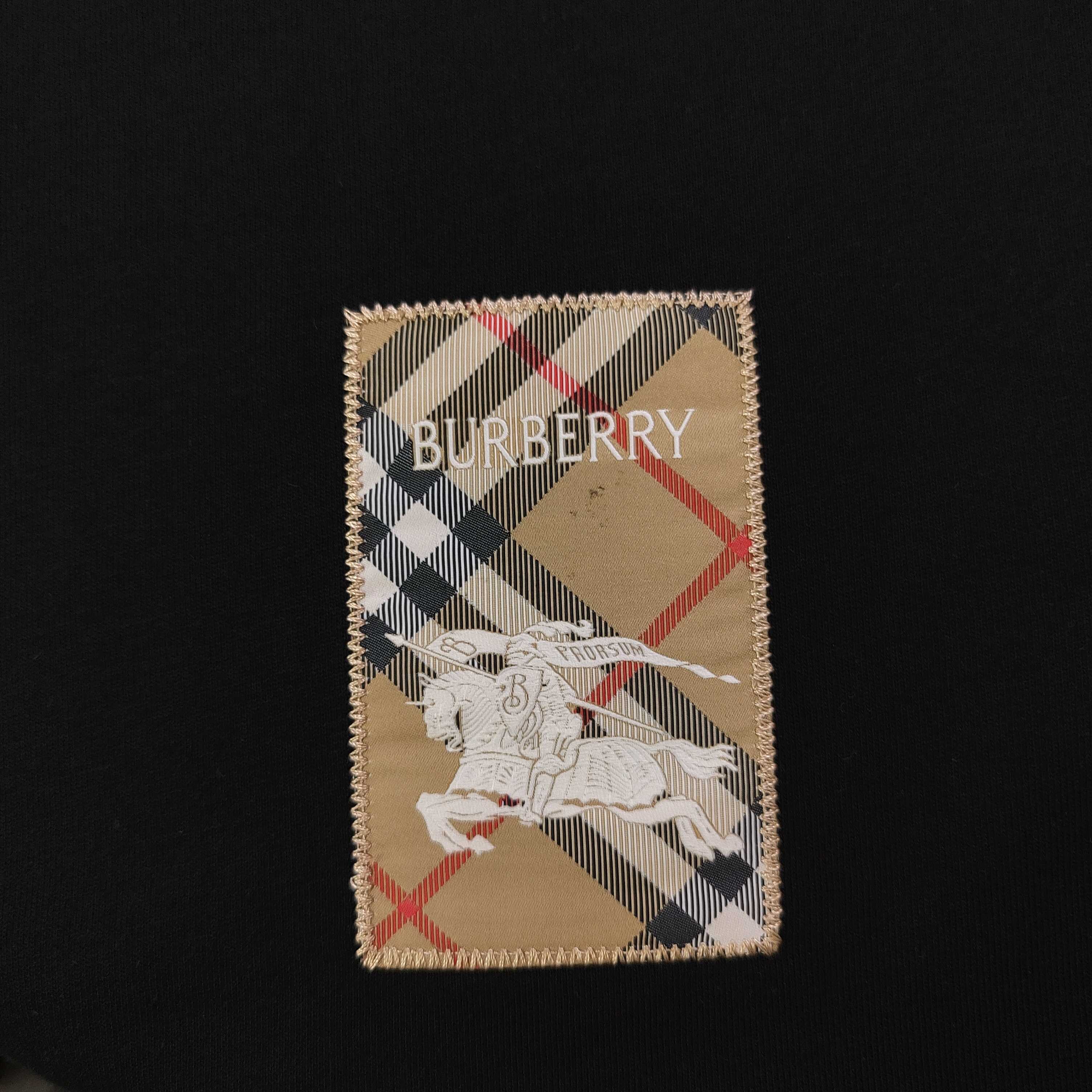 💰85
【款号：Cx3305B】高版本
2025新款Burberry巴宝莉小徽标战马骑士logo图案绣花休闲情侣宽松短袖T恤，独一无二的活性环保面料染色，32支双纱精梳纯棉爽滑手感，纯棉不起球不起毛，面料采用270克重的纯棉双纱爽滑面料，质量保证、定制面料、定制定染，欢迎对比质量，男女同款！
颜色：黑色
尺码：XS-L 
    衣长 胸围 袖长 肩宽
XS   70   110   18.5   58.5
S    72   114    19     60
M    74   118   19.5   61.5
L    76   122    20    63