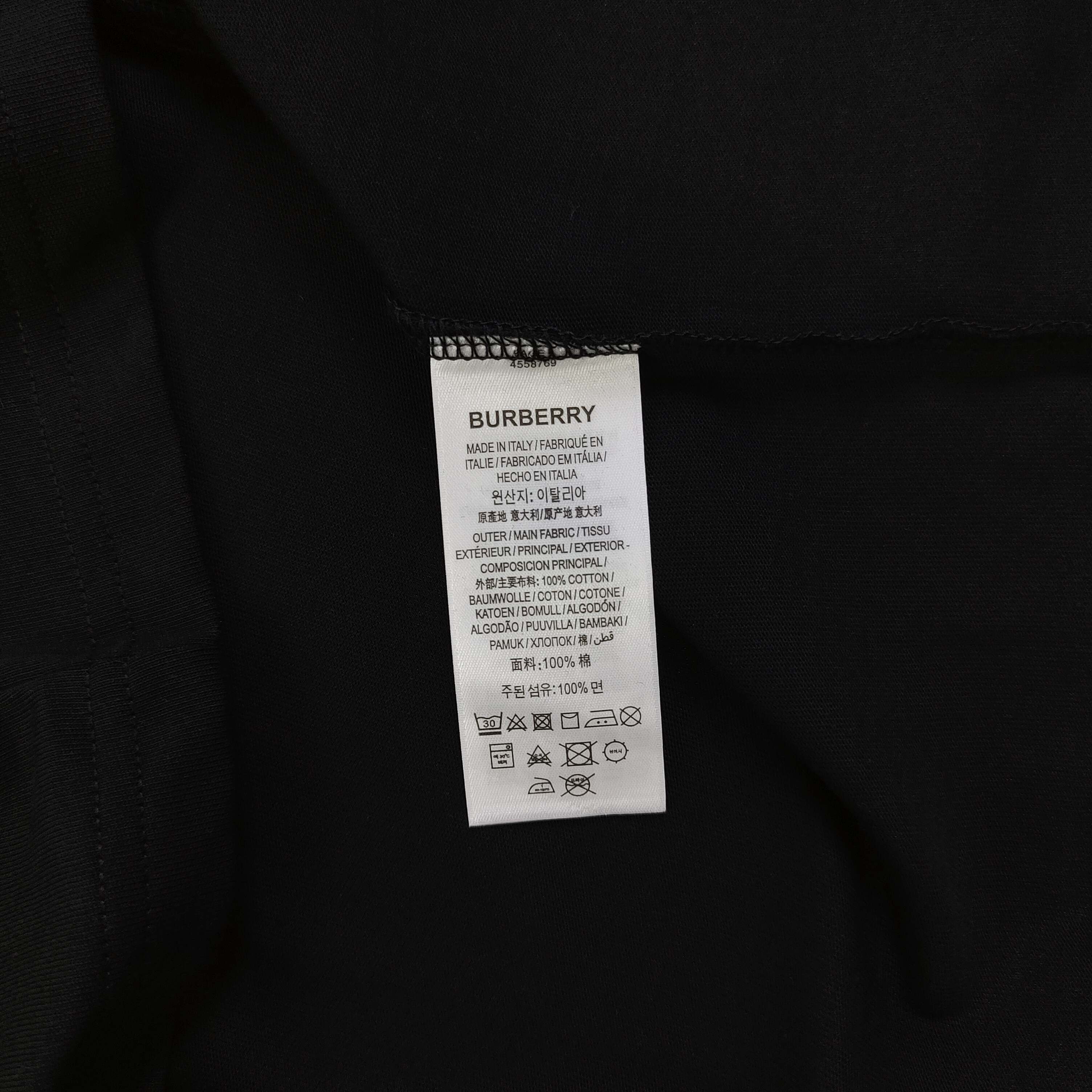 💰85
【款号：Cx3305B】高版本
2025新款Burberry巴宝莉小徽标战马骑士logo图案绣花休闲情侣宽松短袖T恤，独一无二的活性环保面料染色，32支双纱精梳纯棉爽滑手感，纯棉不起球不起毛，面料采用270克重的纯棉双纱爽滑面料，质量保证、定制面料、定制定染，欢迎对比质量，男女同款！
颜色：黑色
尺码：XS-L 
    衣长 胸围 袖长 肩宽
XS   70   110   18.5   58.5
S    72   114    19     60
M    74   118   19.5   61.5
L    76   122    20    63