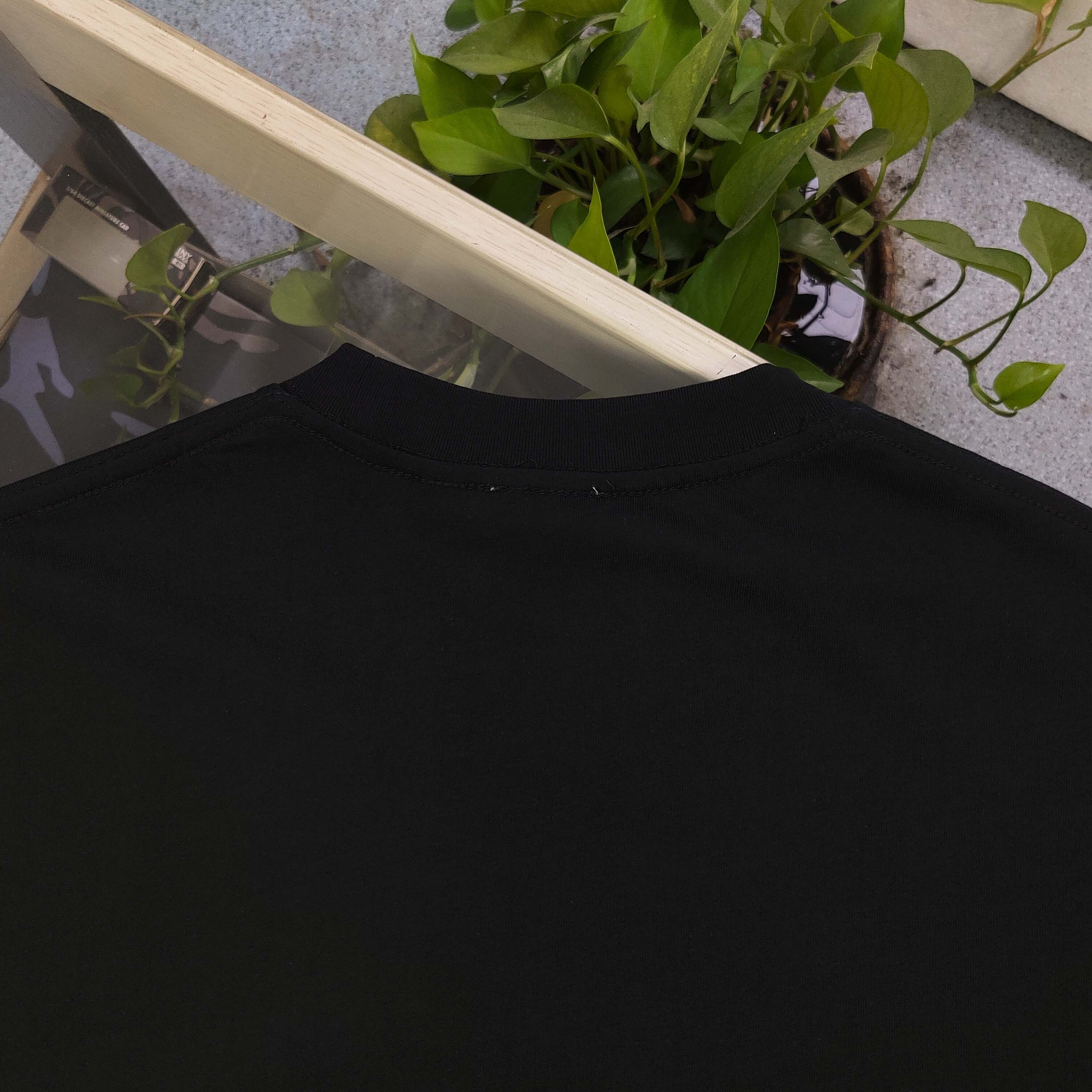 💰85
【款号：Cx3305B】高版本
2025新款Burberry巴宝莉小徽标战马骑士logo图案绣花休闲情侣宽松短袖T恤，独一无二的活性环保面料染色，32支双纱精梳纯棉爽滑手感，纯棉不起球不起毛，面料采用270克重的纯棉双纱爽滑面料，质量保证、定制面料、定制定染，欢迎对比质量，男女同款！
颜色：黑色
尺码：XS-L 
    衣长 胸围 袖长 肩宽
XS   70   110   18.5   58.5
S    72   114    19     60
M    74   118   19.5   61.5
L    76   122    20    63