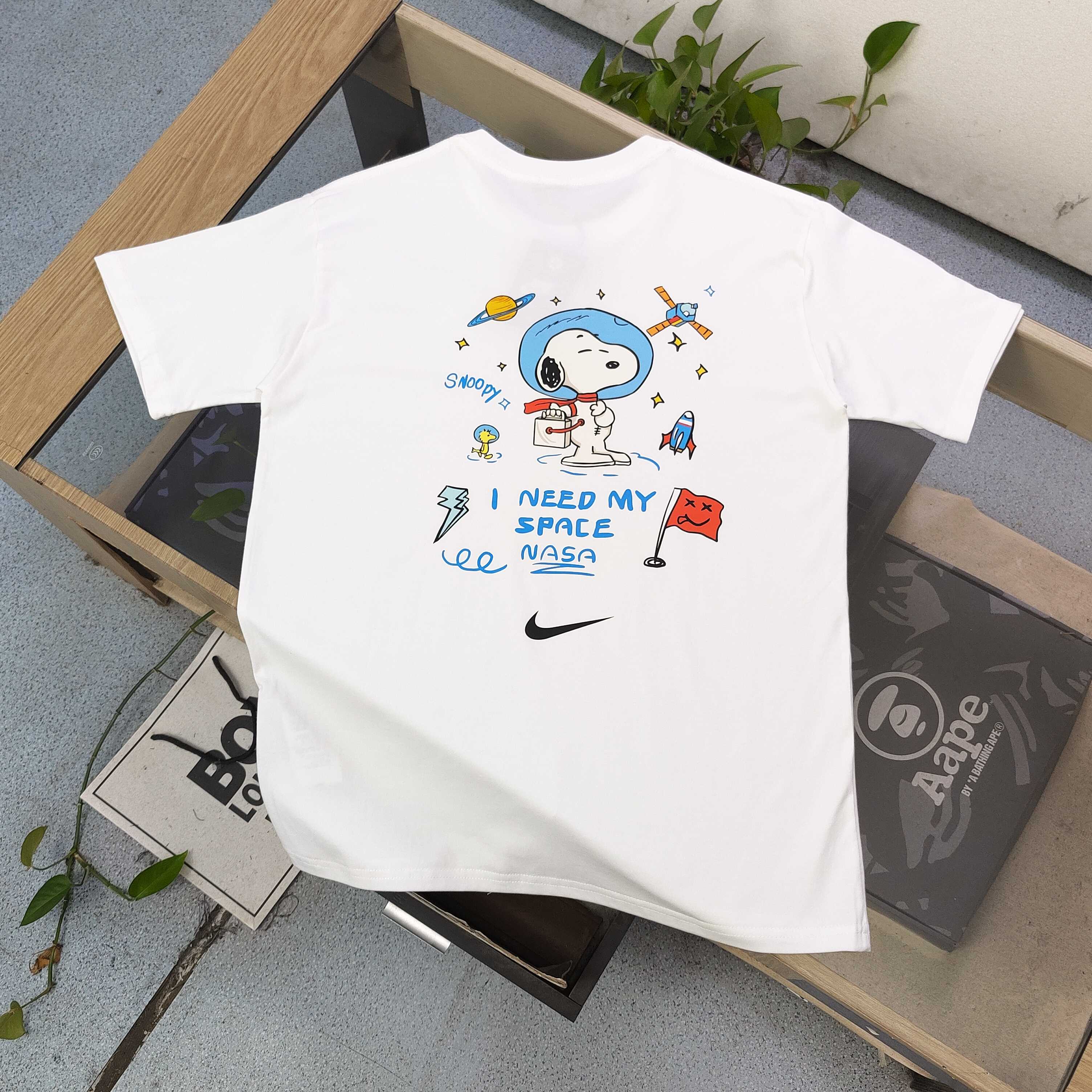 Nike x Snoopy Camiseta de Manga Corta con Estampado de Astronauta 3 a1750354944968 4102