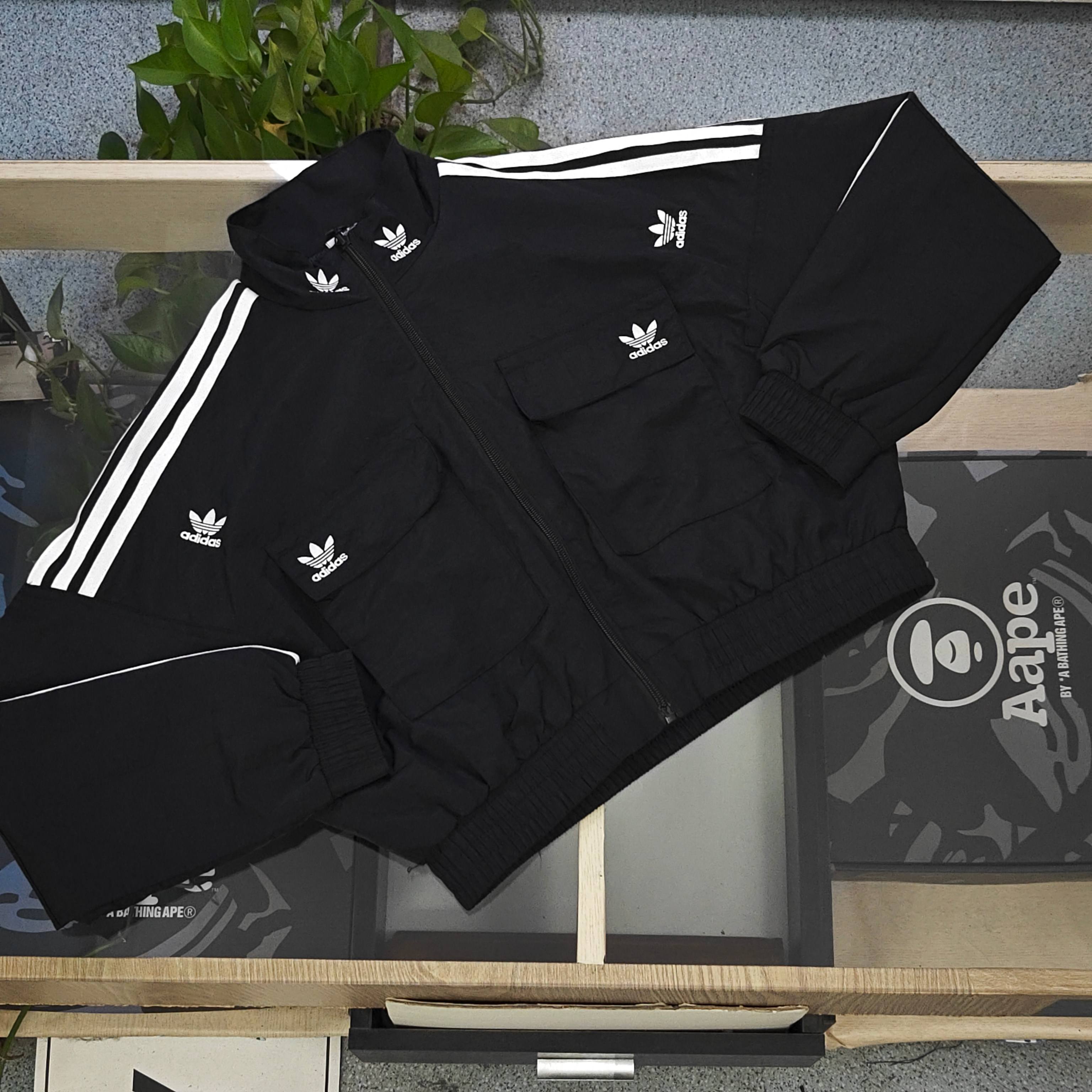 💰130
【款号：CJ265】
2025秋冬新款Adidas阿迪达斯三叶草刺绣logo图案绣花女士短款拉链开衫夹克外套这款黑色夹克，复古运动感直接拉满！三叶草标志+袖子白色条纹，经典又吸睛；立领拉链设计，穿脱方便还利落；两侧大口袋，实用之余更添造型感。面料舒适，版型宽松不挑身材，日常出街、运动都能穿，轻松打造潮酷复古范儿，复古党和运动风爱好者闭眼入！
颜色：黑色
尺码：S-XL
    衣长 胸围 摆围 袖长 建议体重
S    46   120    87   69.6   70～90斤
M   47.5  124    90   71.8   85～105斤
L    49   128    93    74   105～120斤
XL  50.5  132    96   76.2  120～135斤