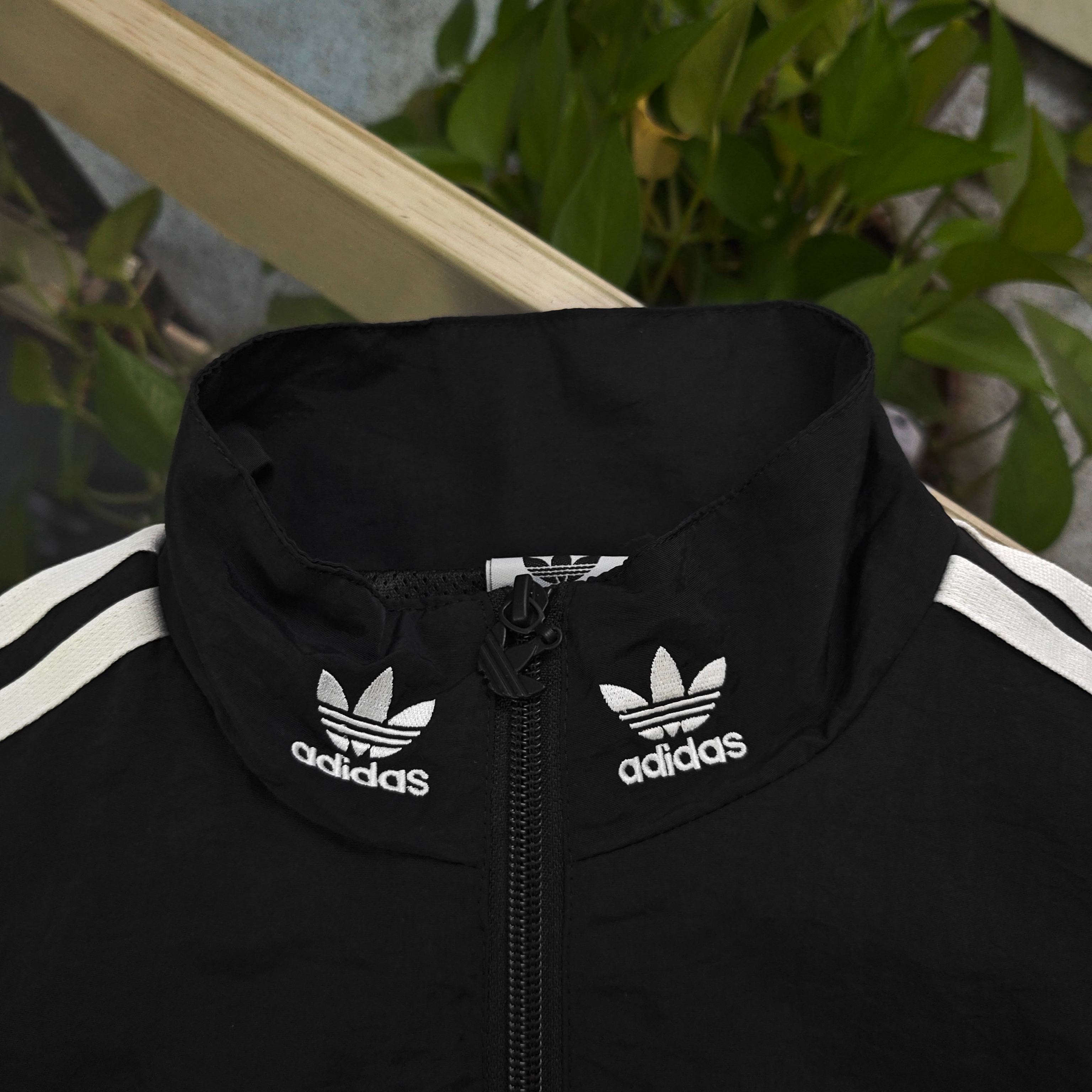 💰130
【款号：CJ265】
2025秋冬新款Adidas阿迪达斯三叶草刺绣logo图案绣花女士短款拉链开衫夹克外套这款黑色夹克，复古运动感直接拉满！三叶草标志+袖子白色条纹，经典又吸睛；立领拉链设计，穿脱方便还利落；两侧大口袋，实用之余更添造型感。面料舒适，版型宽松不挑身材，日常出街、运动都能穿，轻松打造潮酷复古范儿，复古党和运动风爱好者闭眼入！
颜色：黑色
尺码：S-XL
    衣长 胸围 摆围 袖长 建议体重
S    46   120    87   69.6   70～90斤
M   47.5  124    90   71.8   85～105斤
L    49   128    93    74   105～120斤
XL  50.5  132    96   76.2  120～135斤